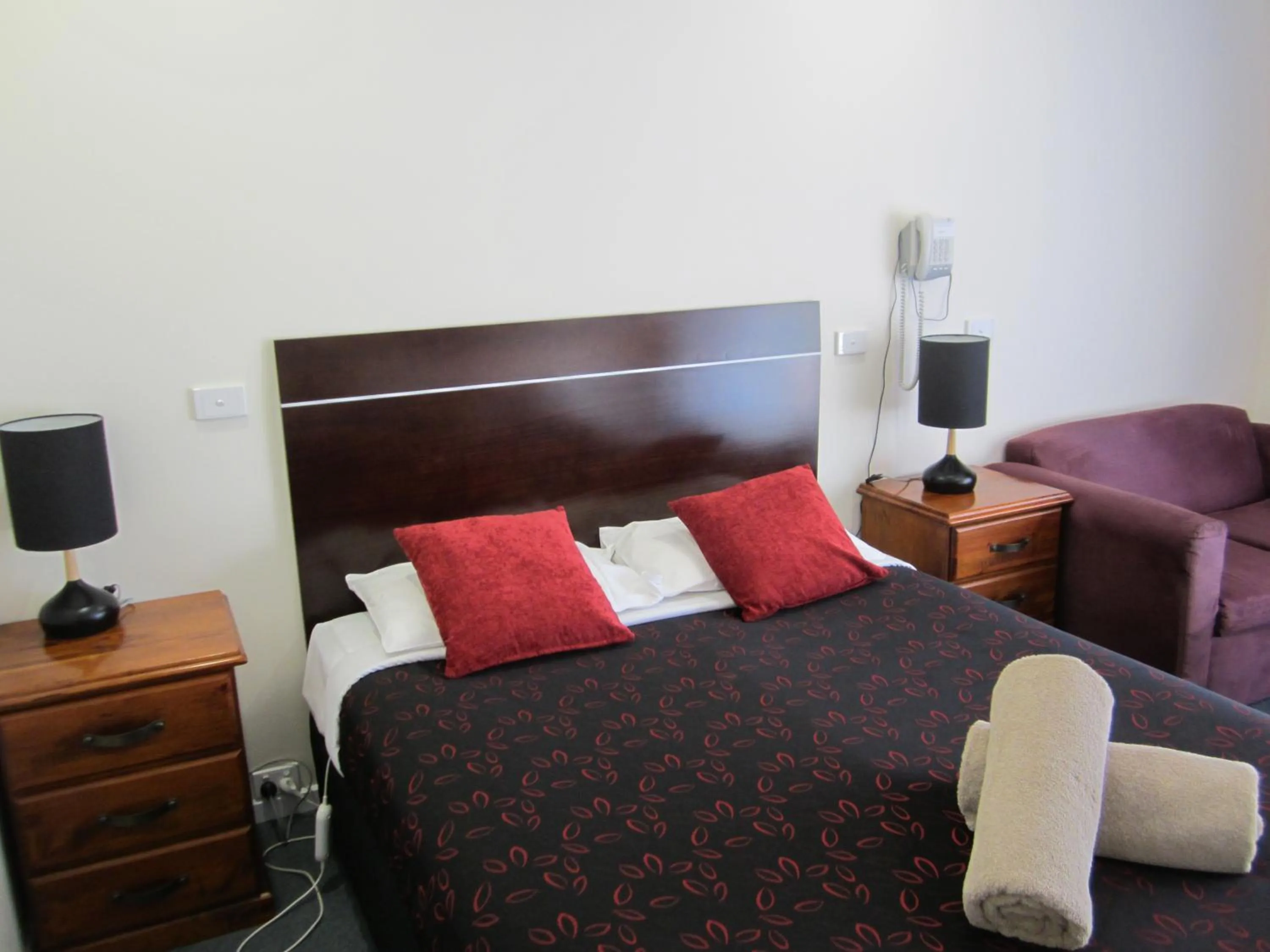 Seating area, Bed in Snowgum Motel