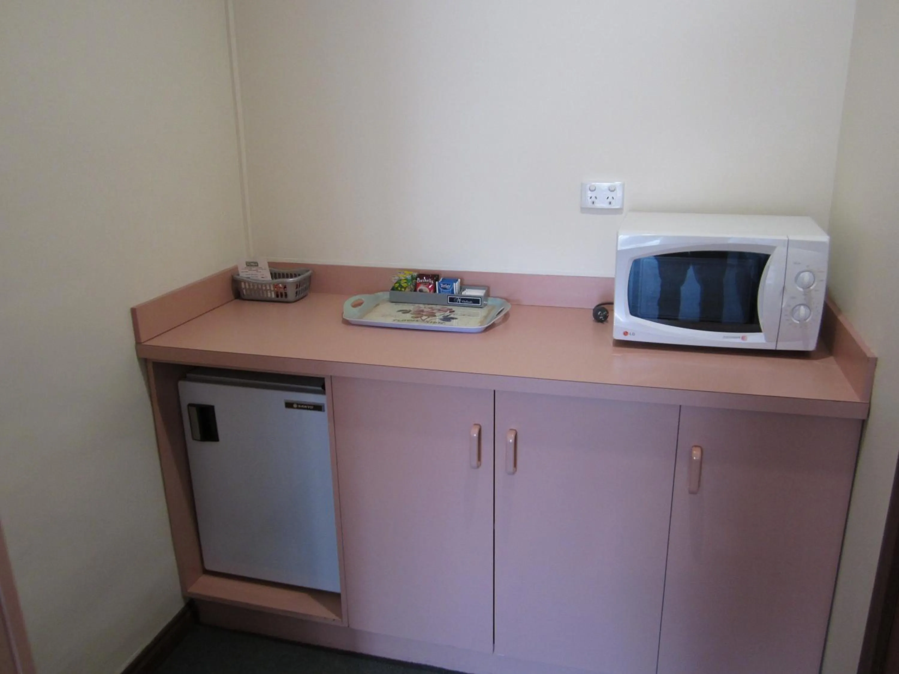 Coffee/tea facilities in Snowgum Motel