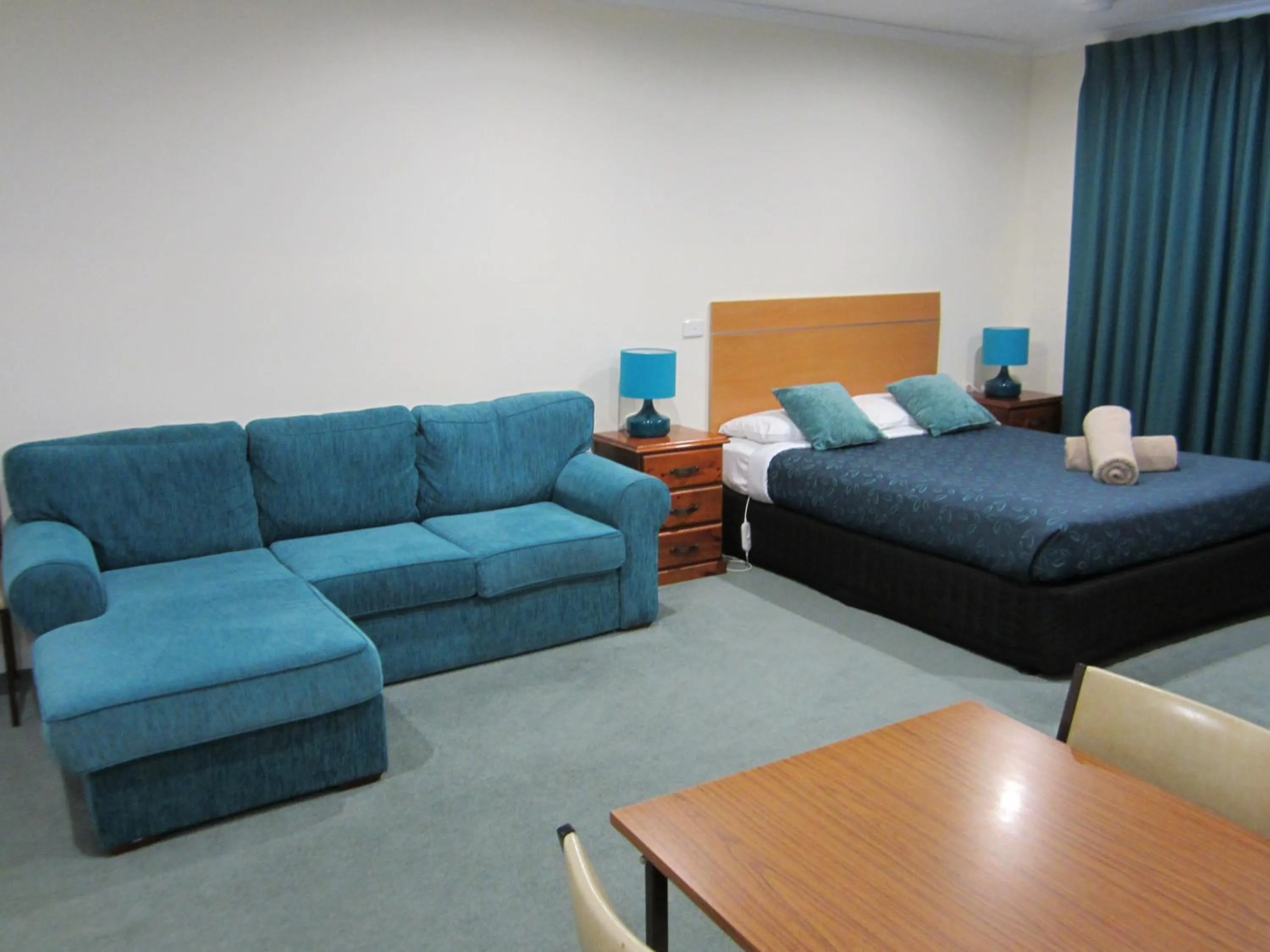 Seating area, Bed in Snowgum Motel