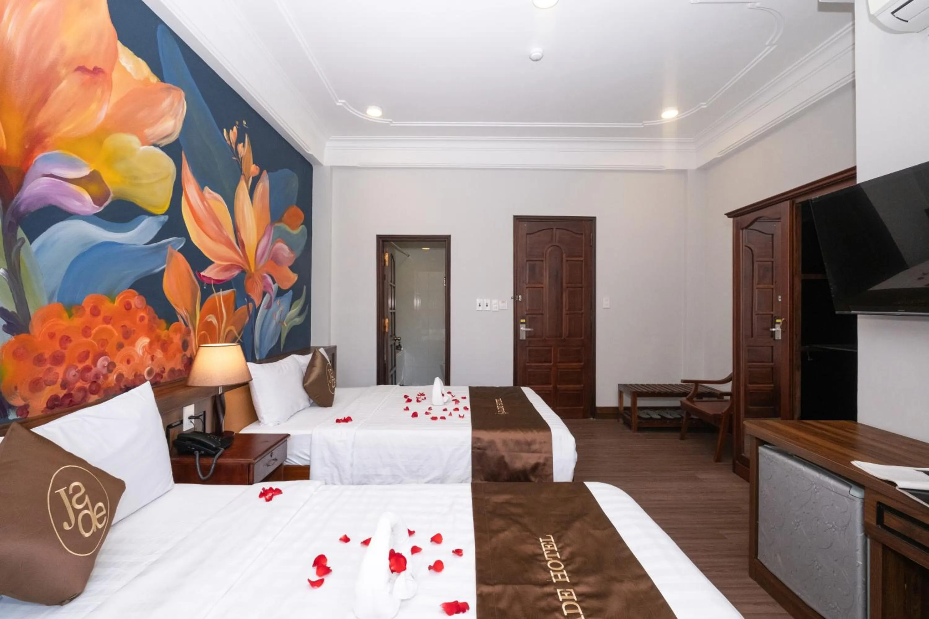 TV and multimedia, Bed in Jade Hotel