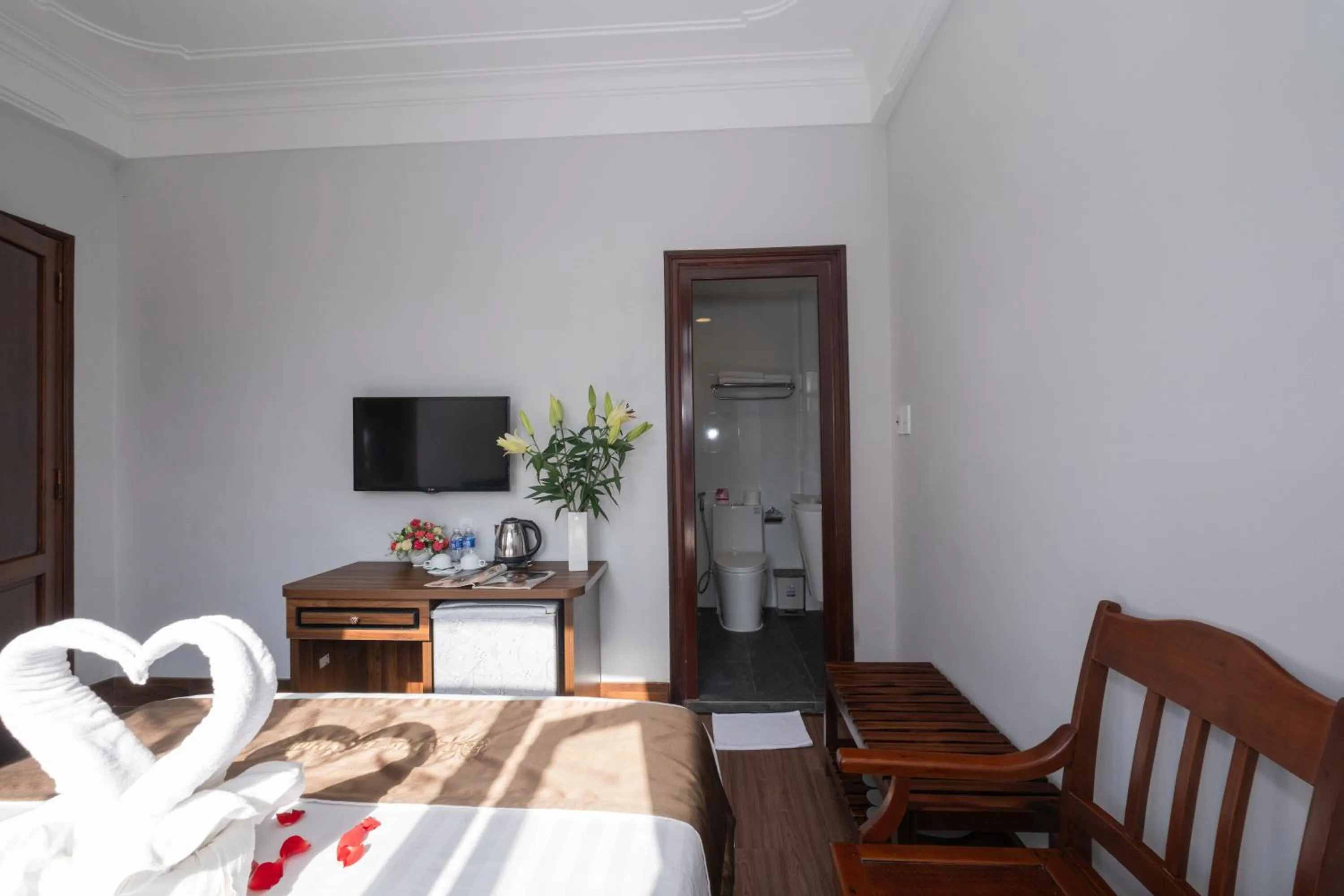 Shower, Bed in Jade Hotel