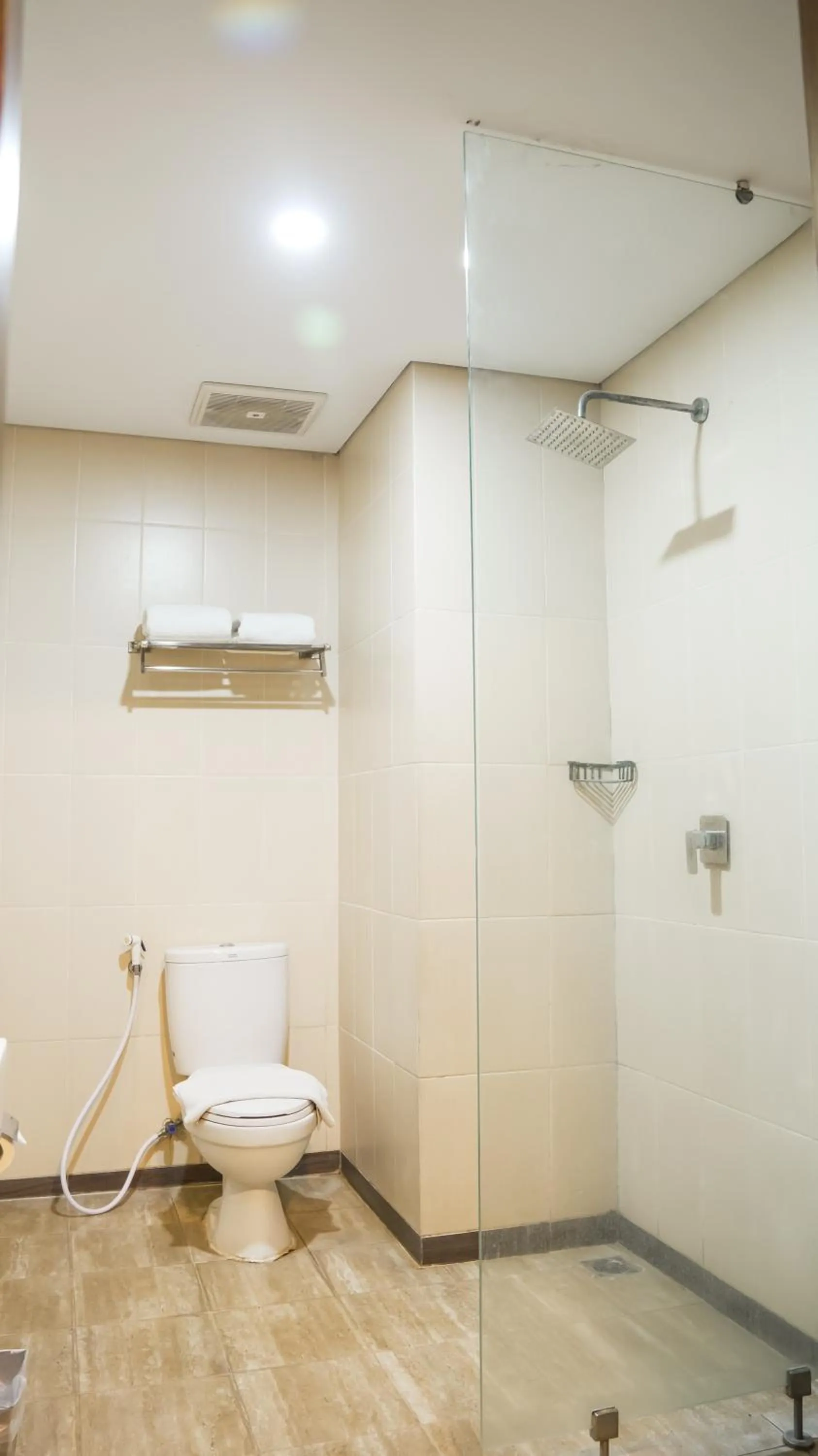 Shower in Tasneem Hotel Malioboro Yogyakarta