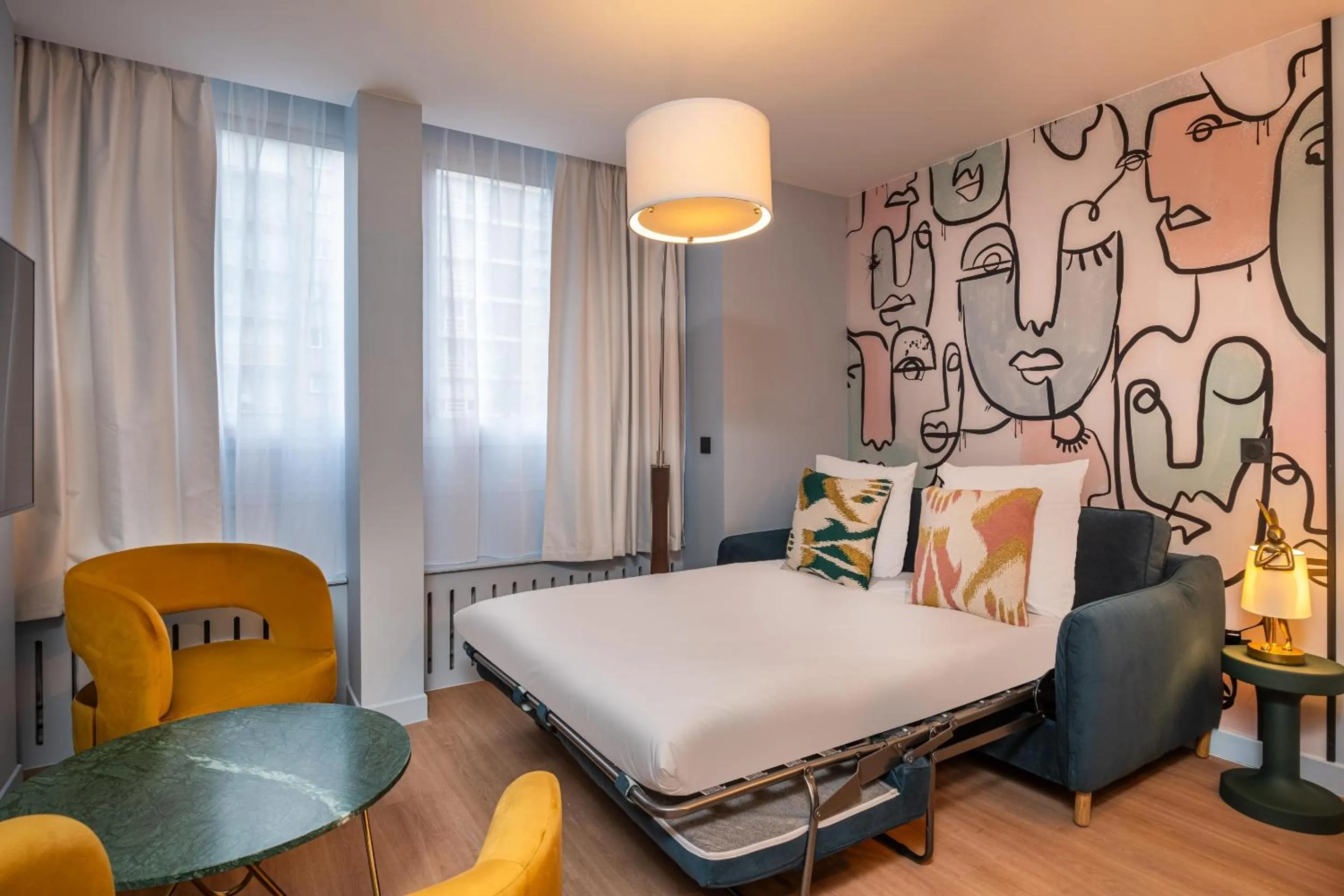 Living room, Bed in Montmartre Paris Suite