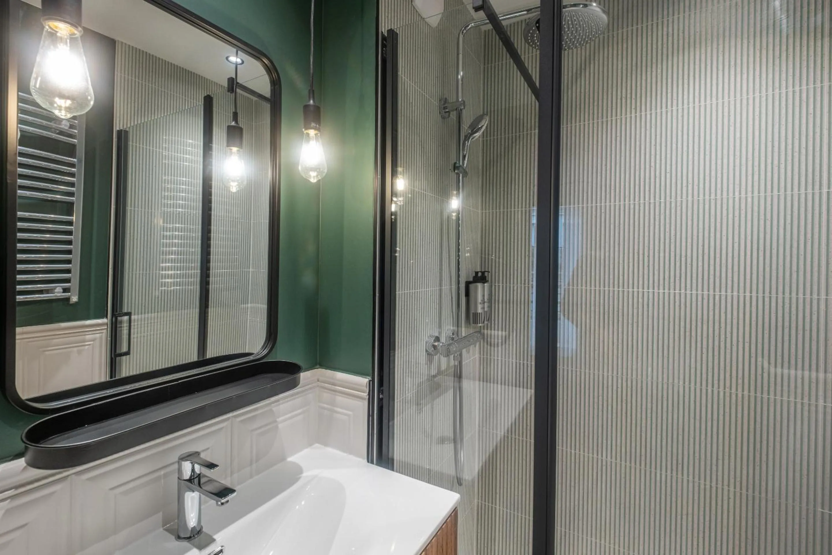 Bathroom in Montmartre Paris Suite