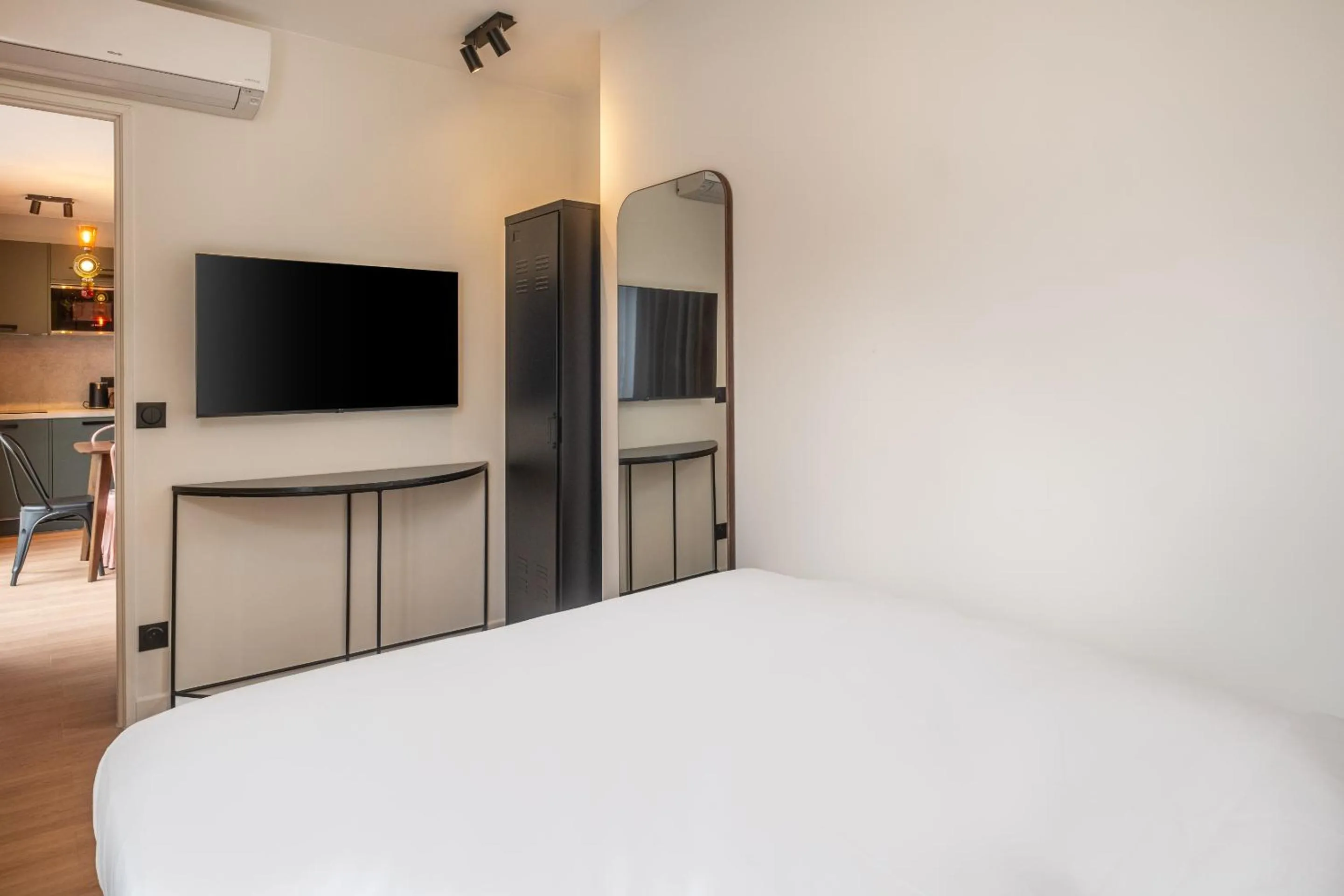 Bedroom, Bed in Montmartre Paris Suite
