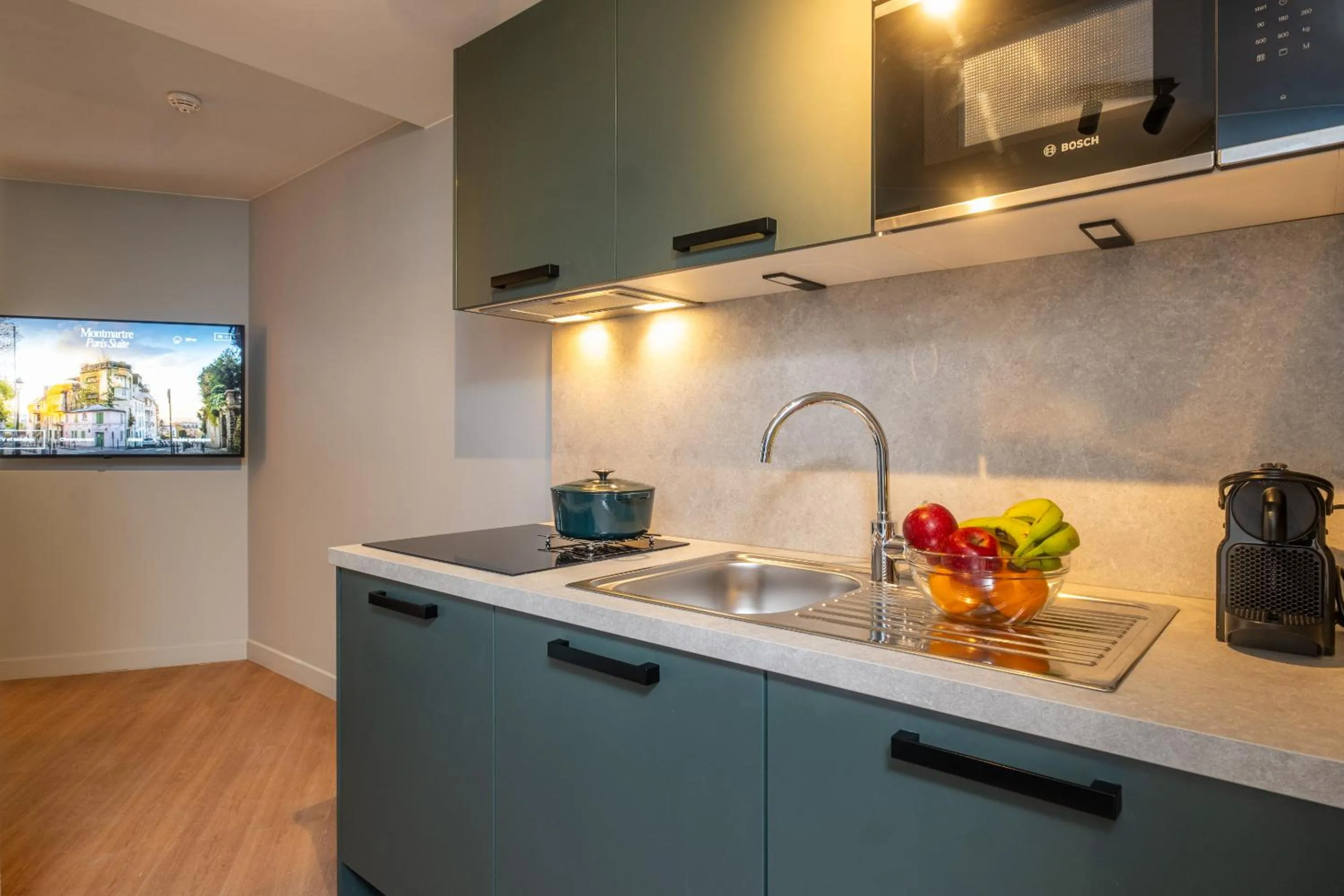 Kitchen or kitchenette in Montmartre Paris Suite