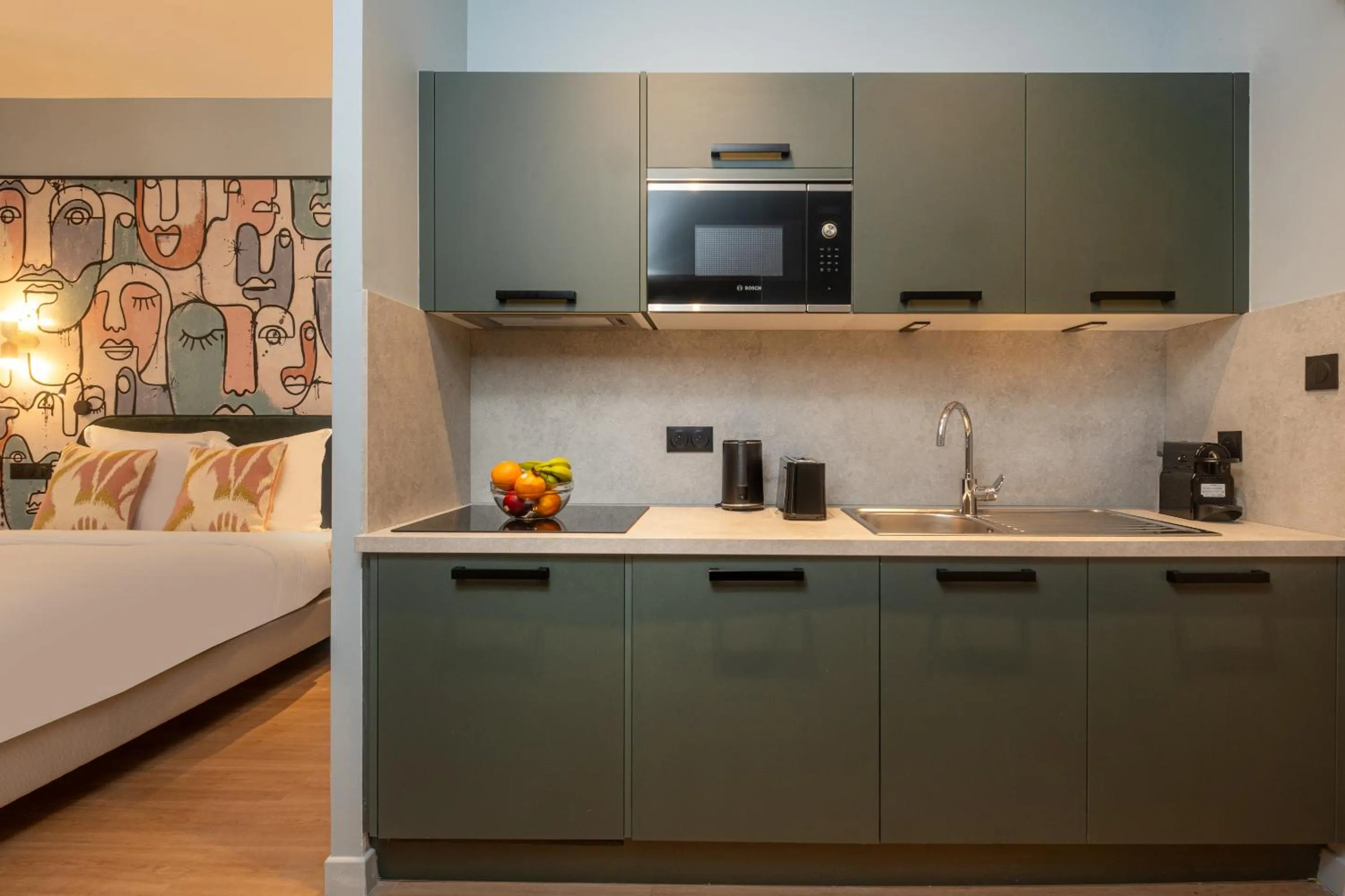 Kitchen or kitchenette, Bed in Montmartre Paris Suite