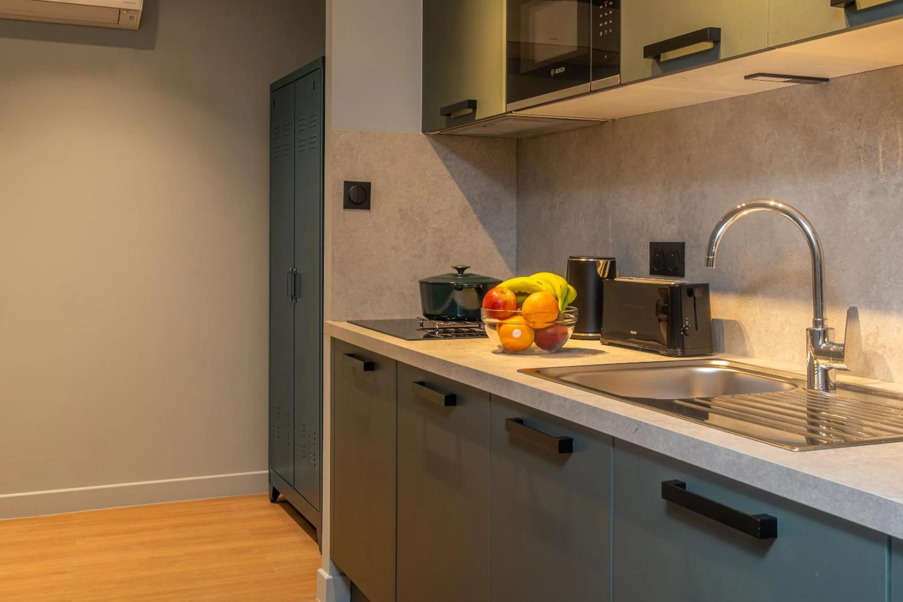 Kitchen or kitchenette in Montmartre Paris Suite