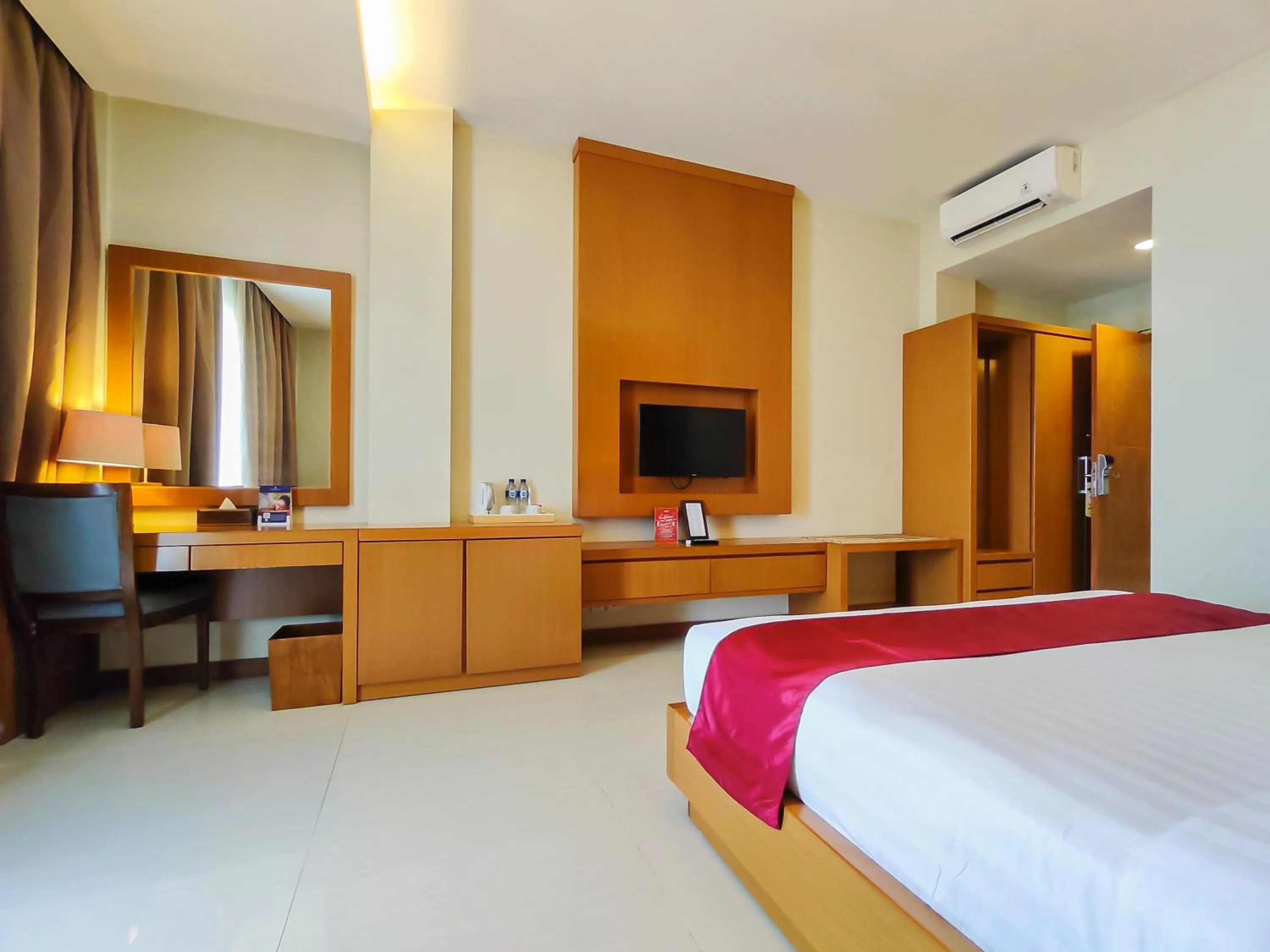 Communal lounge/ TV room, Bed in Seminyak Square Hotel And Villas