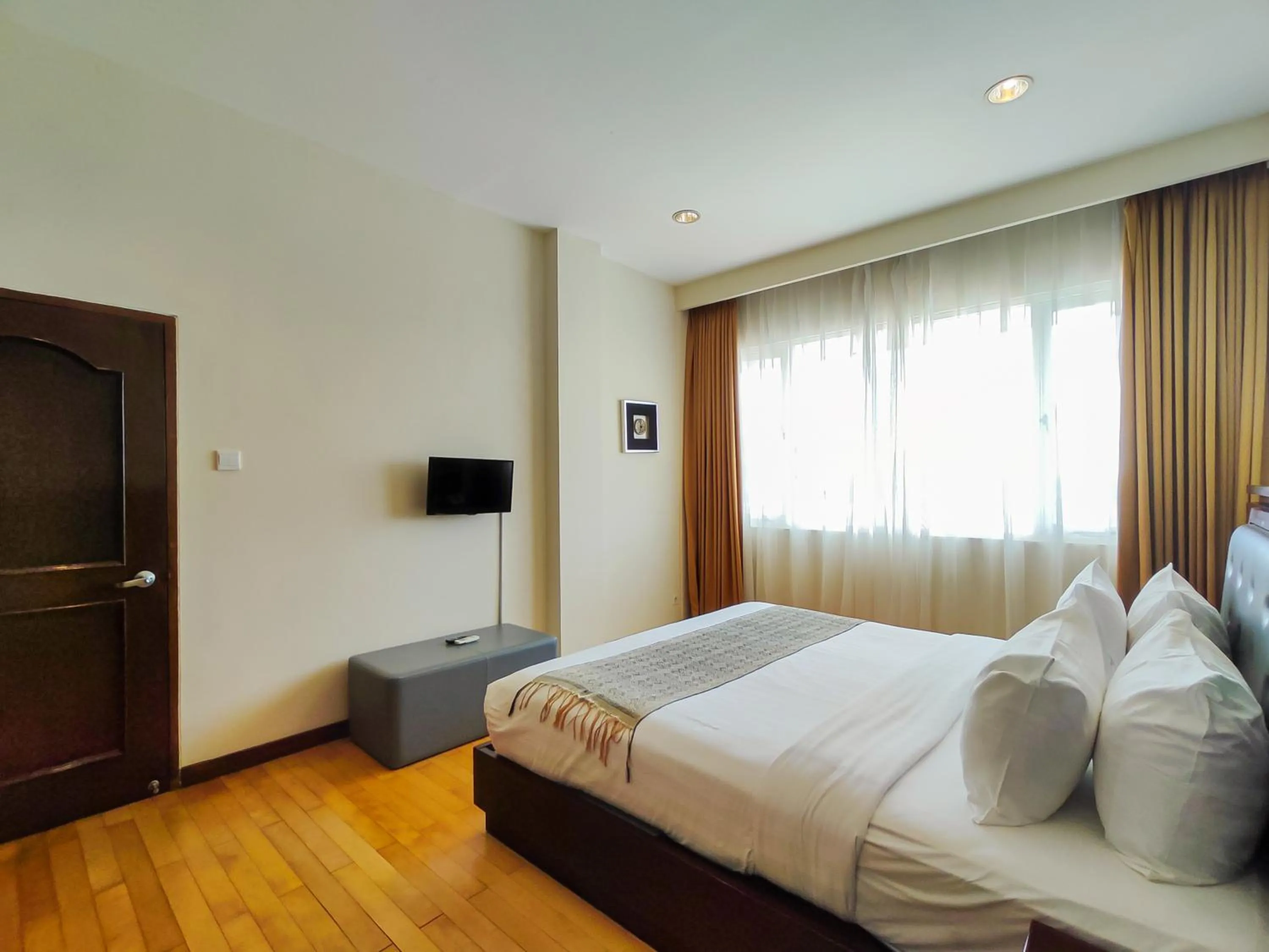 Bed in Seminyak Square Hotel And Villas