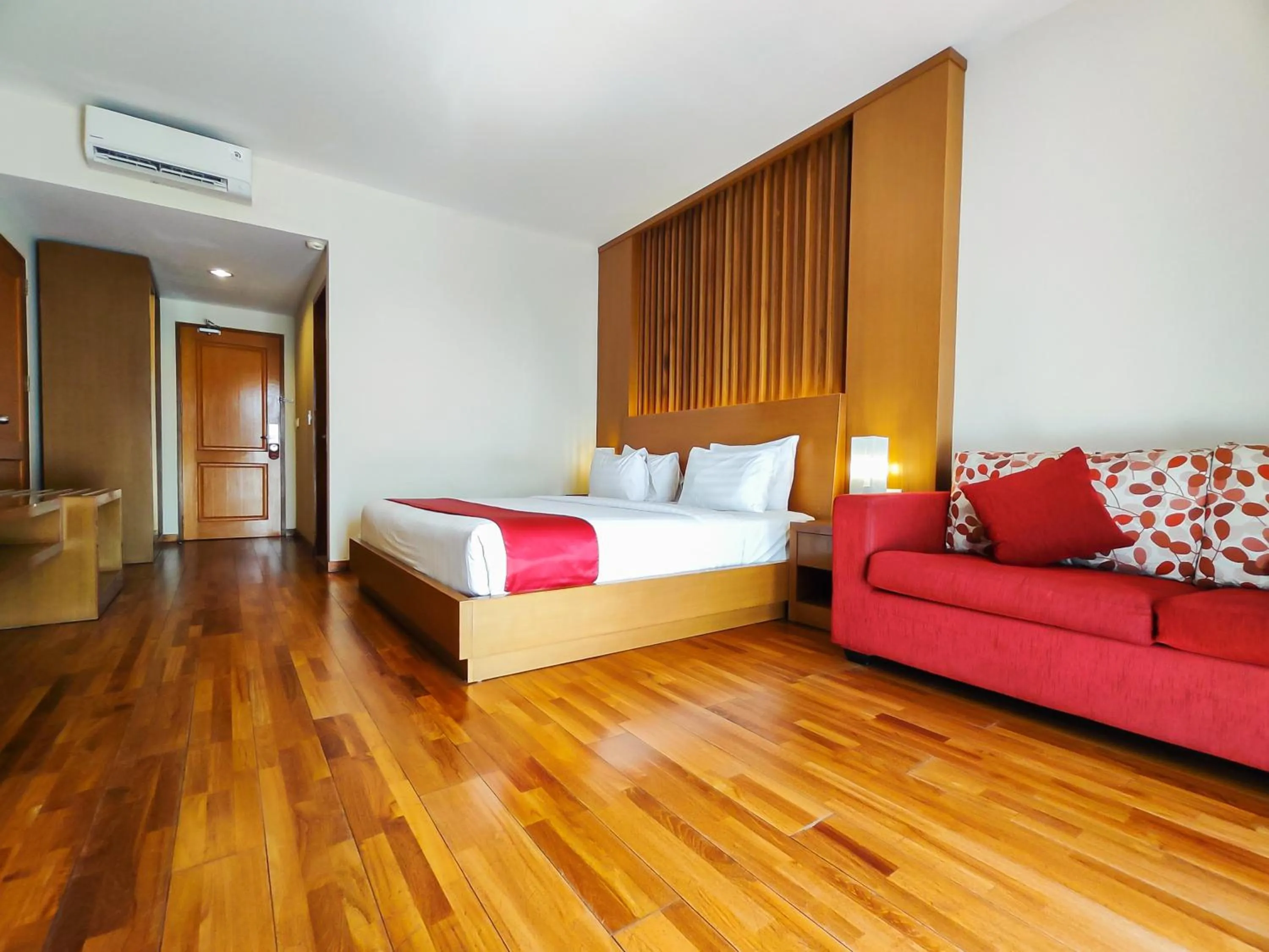 Bed in Seminyak Square Hotel And Villas