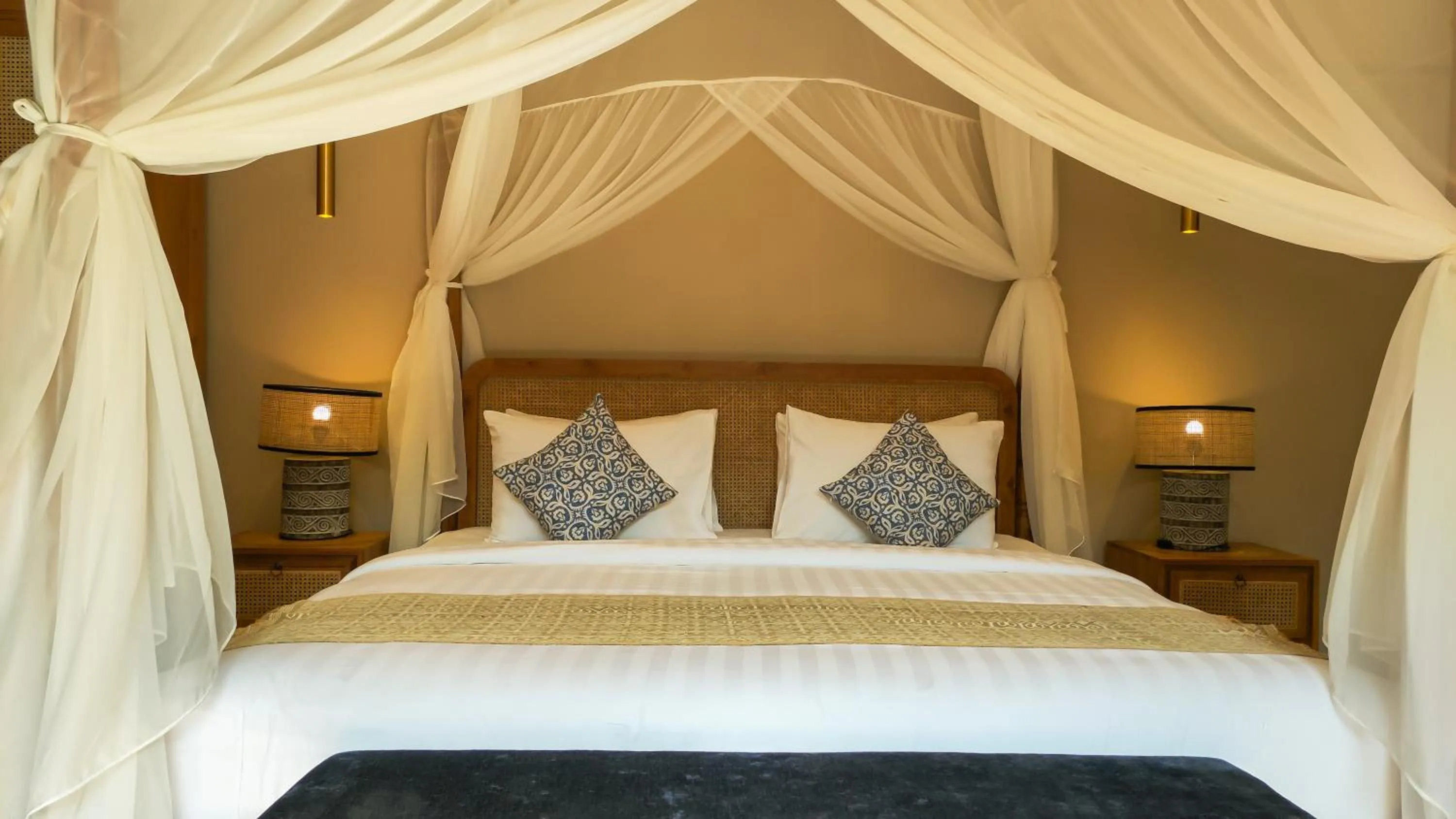 Bed in Seminyak Square Hotel And Villas