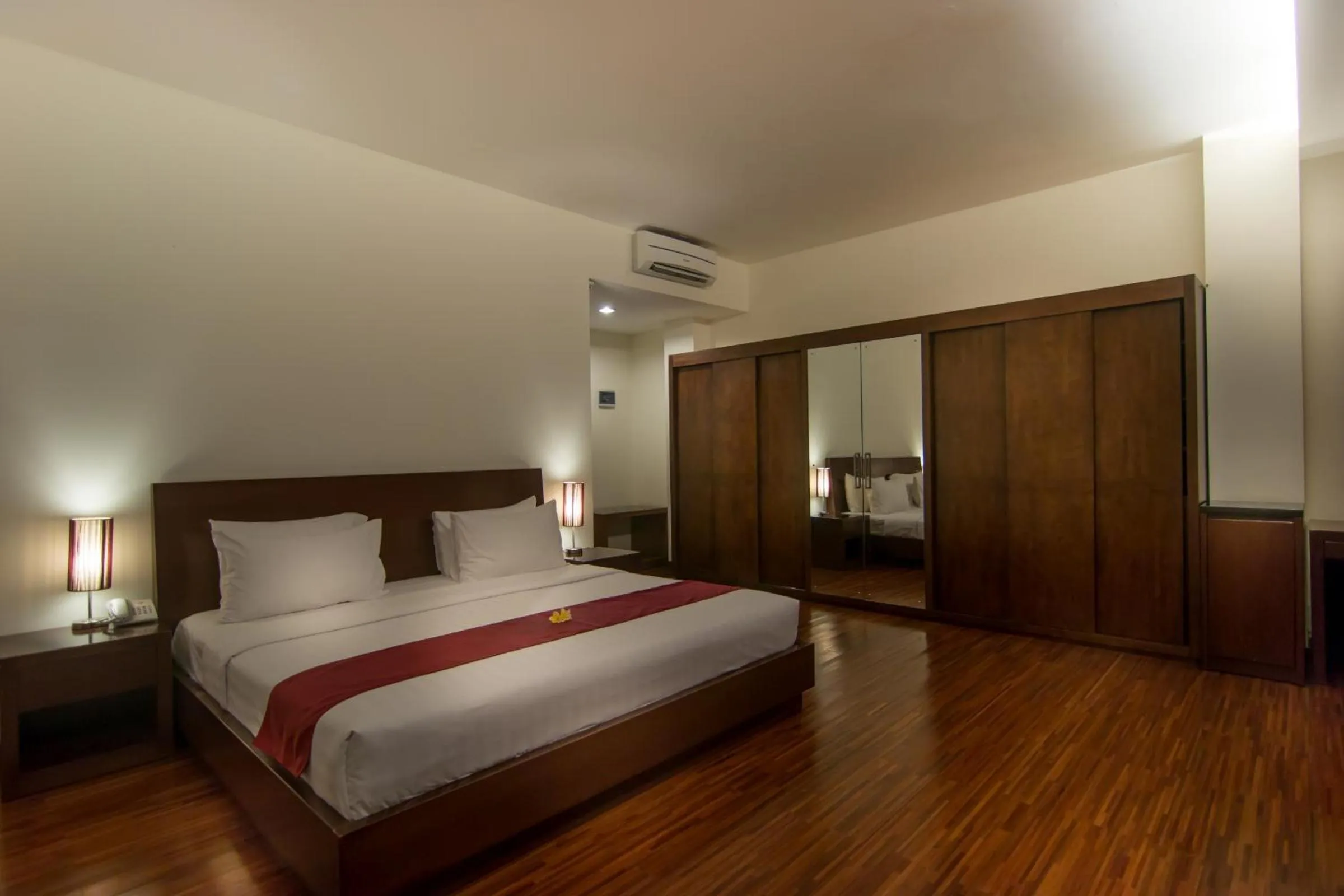 Bed in Seminyak Square Hotel And Villas