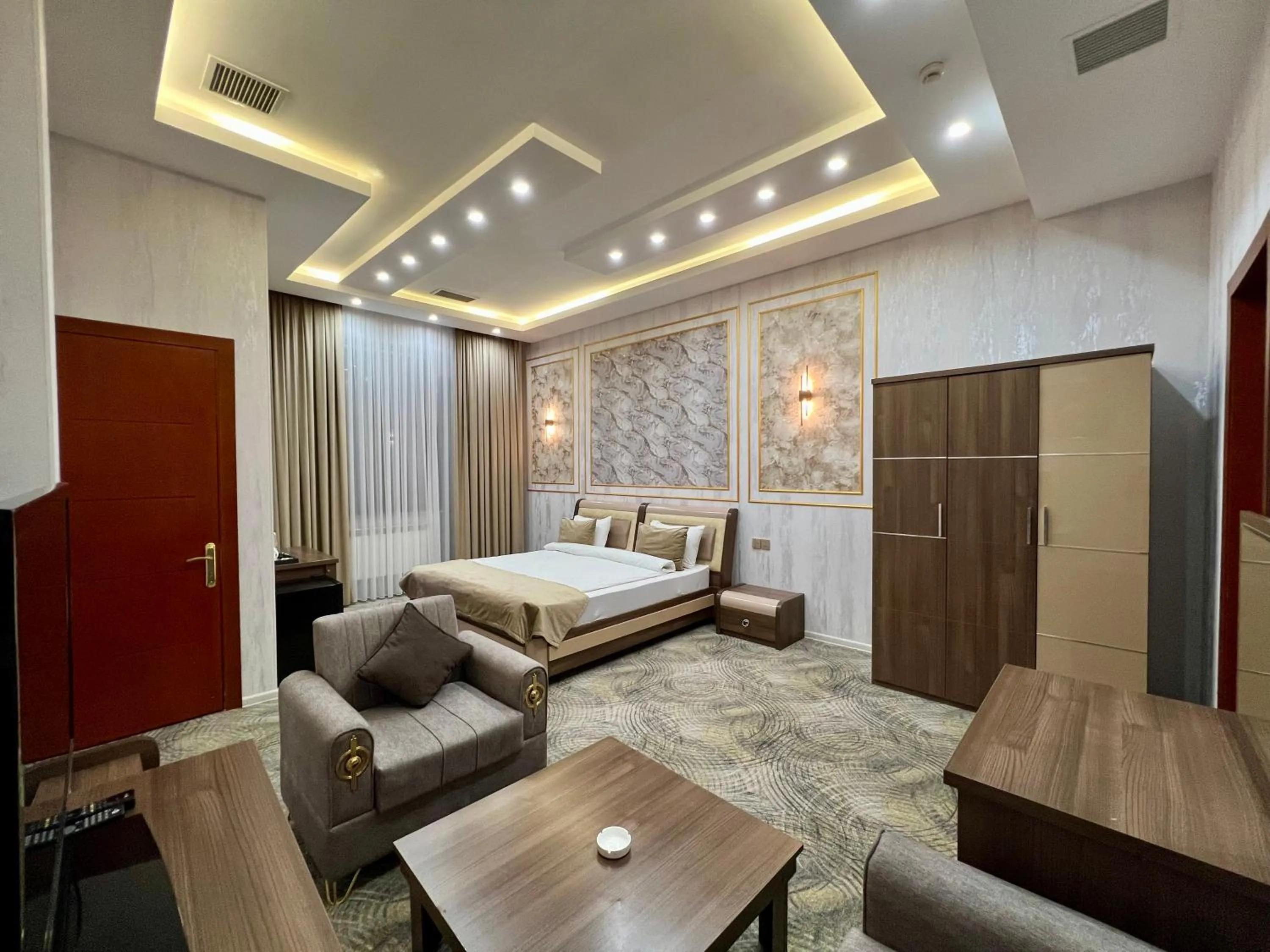 Photo of the whole room in Royal Mansion Hotel