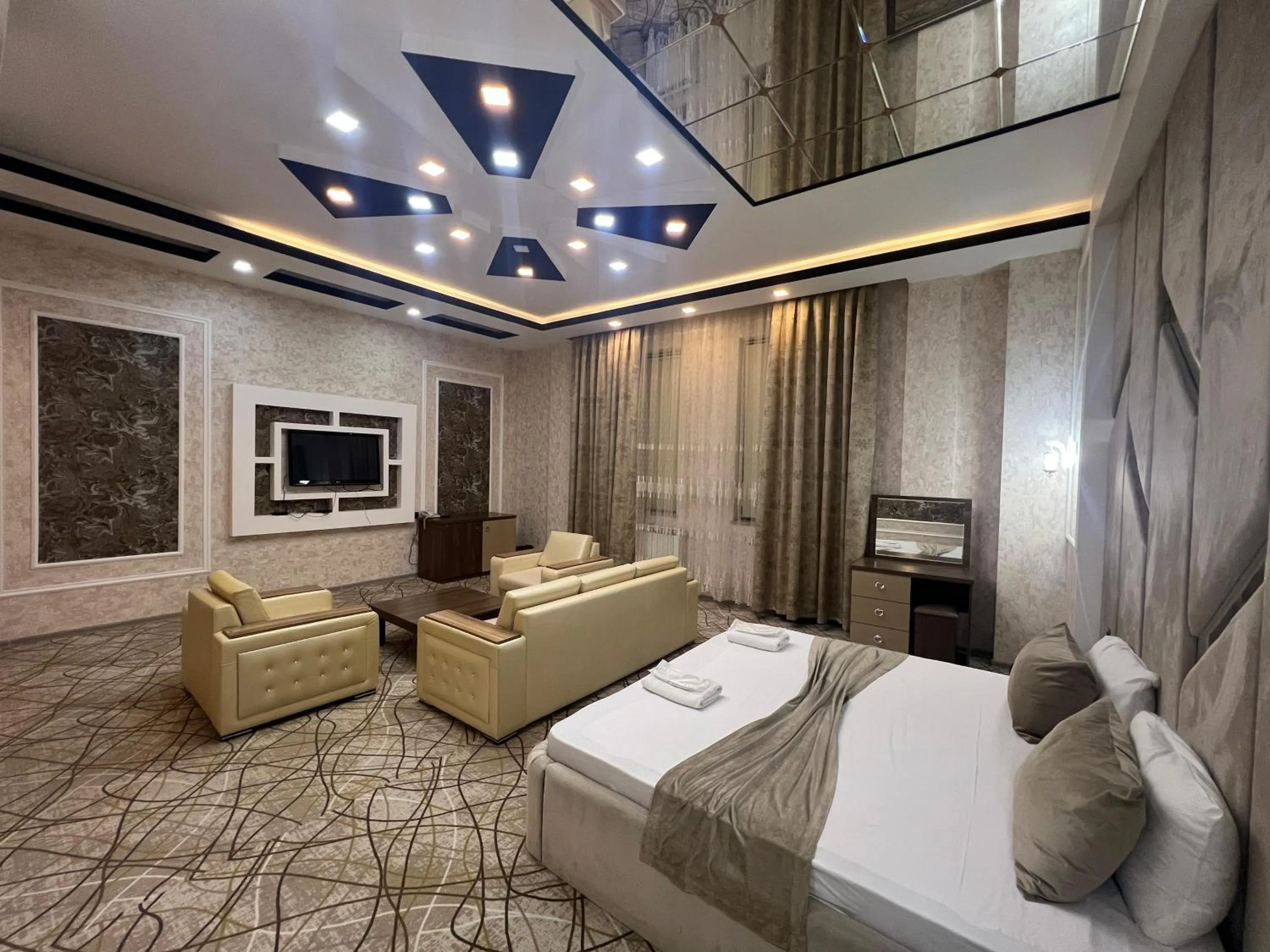 Bedroom, Bed in Royal Mansion Hotel