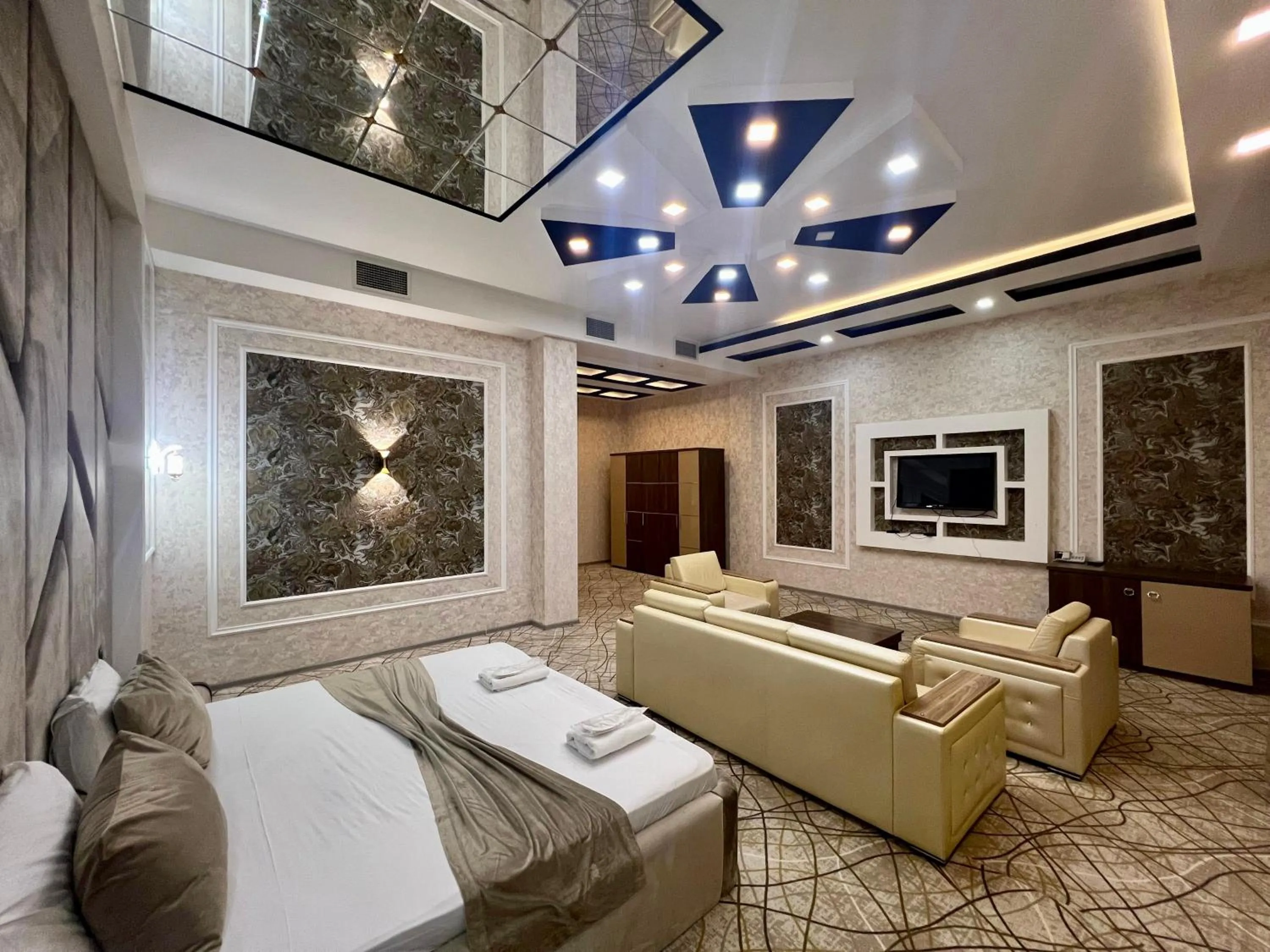 Bedroom, Bed in Royal Mansion Hotel