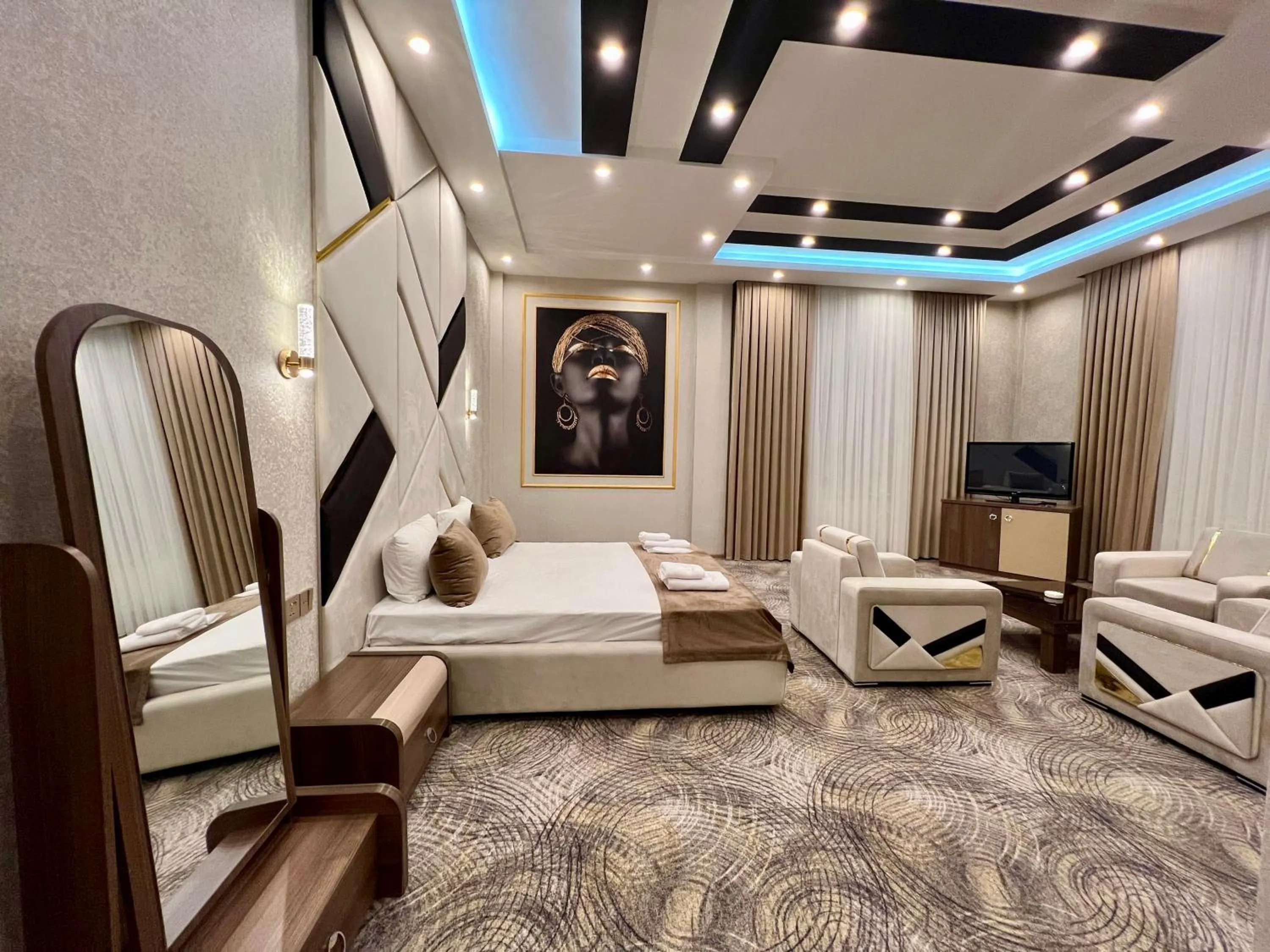 Photo of the whole room, Bed in Royal Mansion Hotel