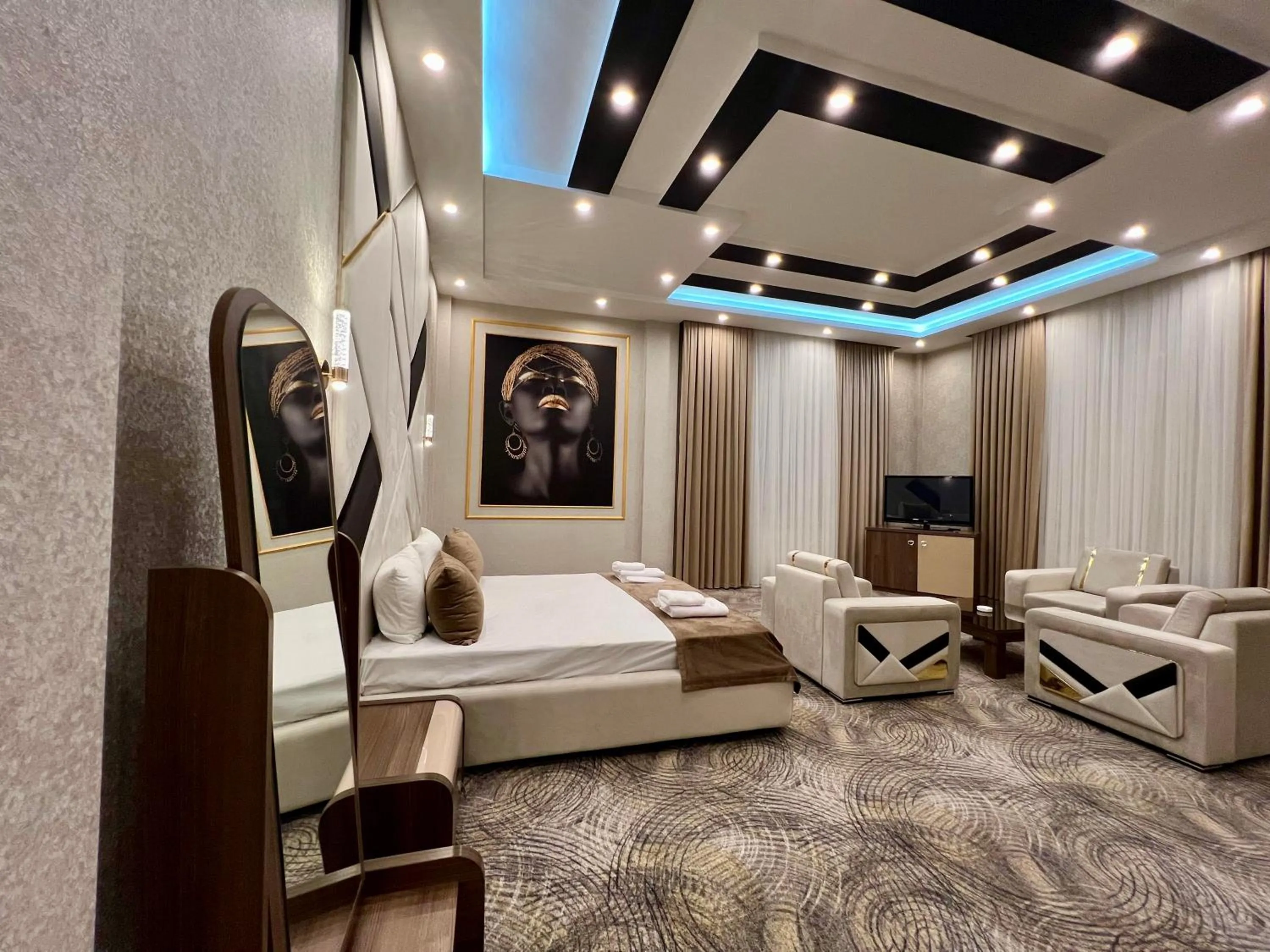 Photo of the whole room in Royal Mansion Hotel