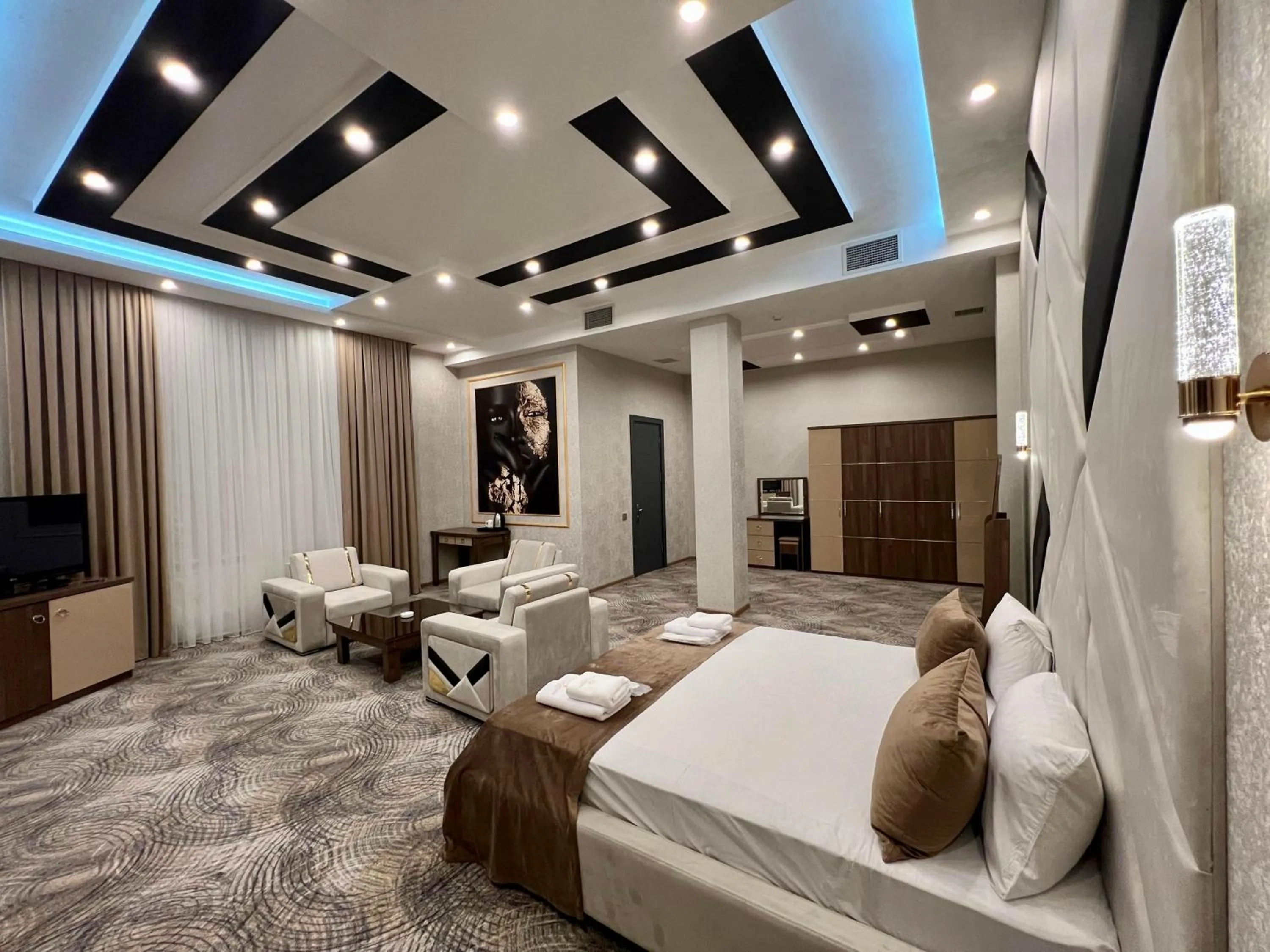 Photo of the whole room, Bed in Royal Mansion Hotel