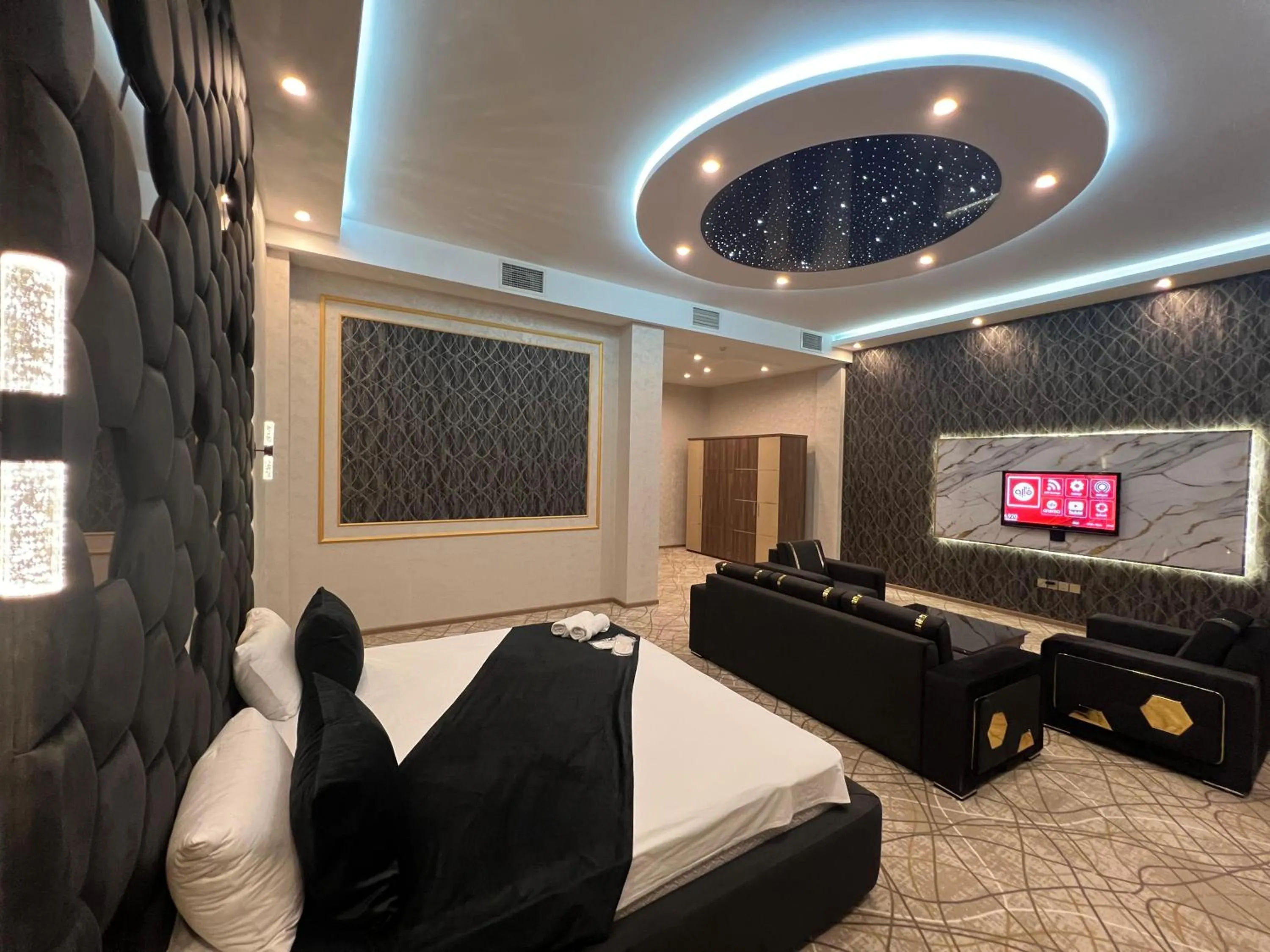 Bedroom, Bed in Royal Mansion Hotel