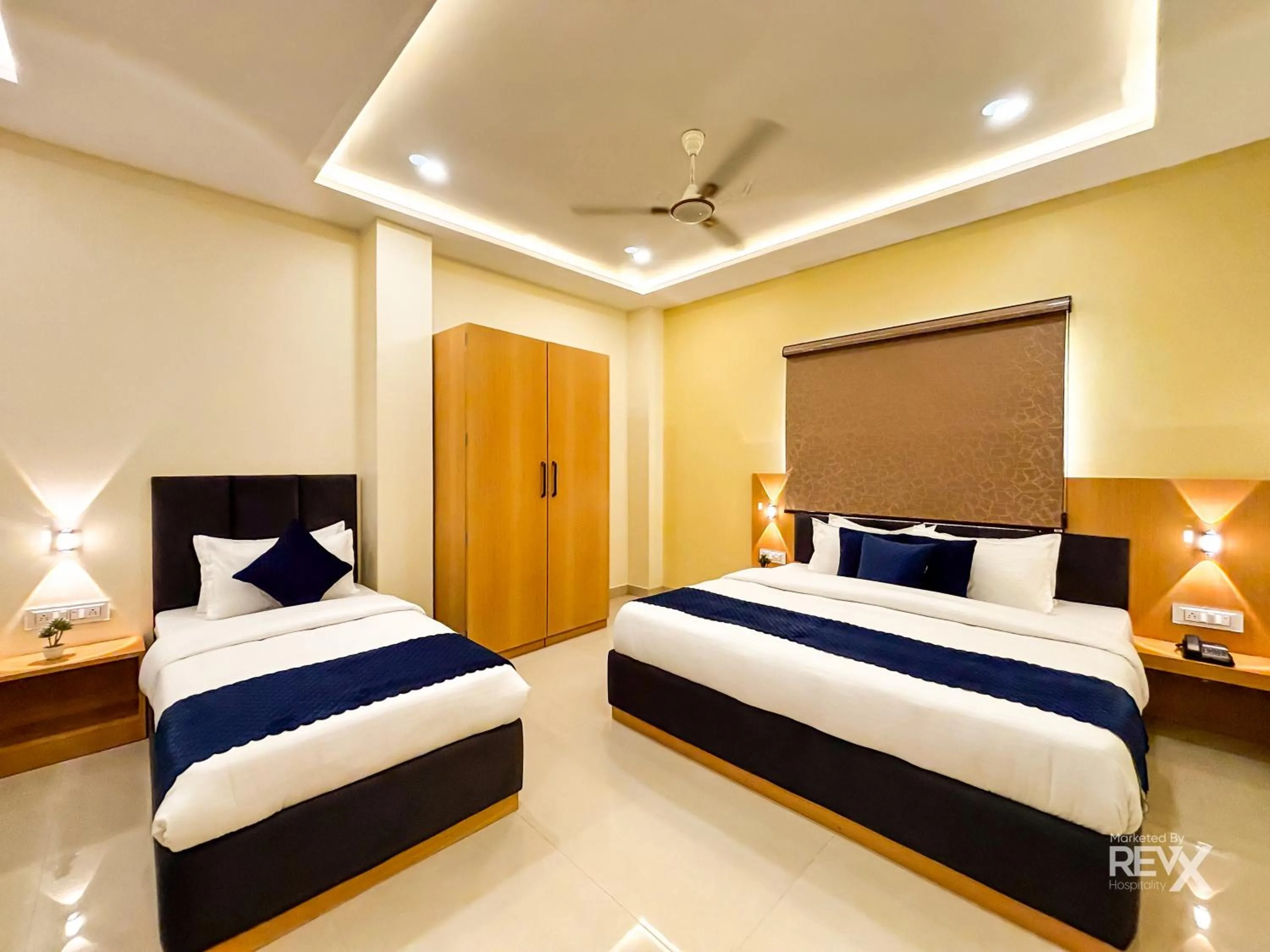 Bedroom, Bed in Hotel Manas Inn