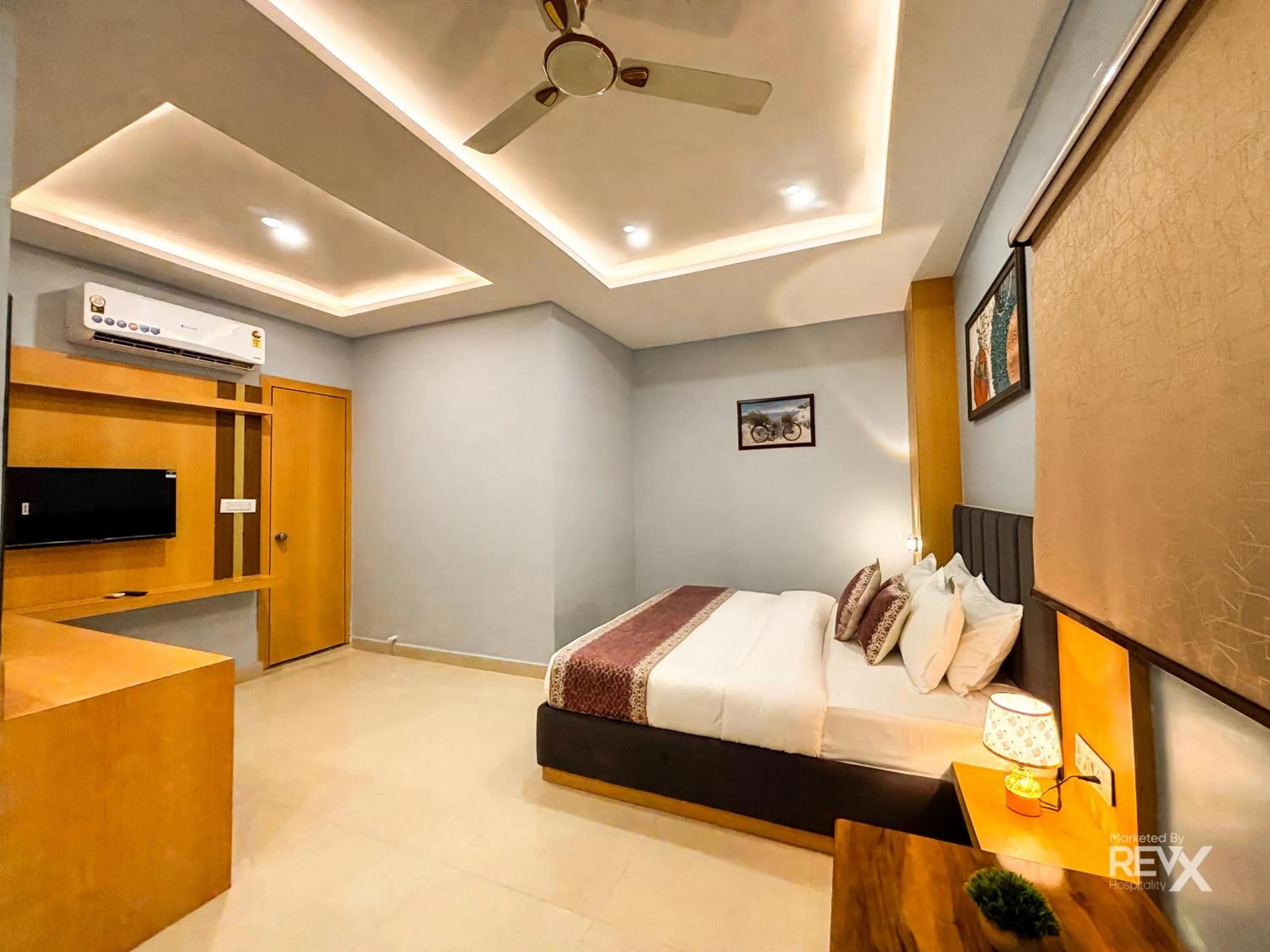 Bed in Hotel Manas Inn