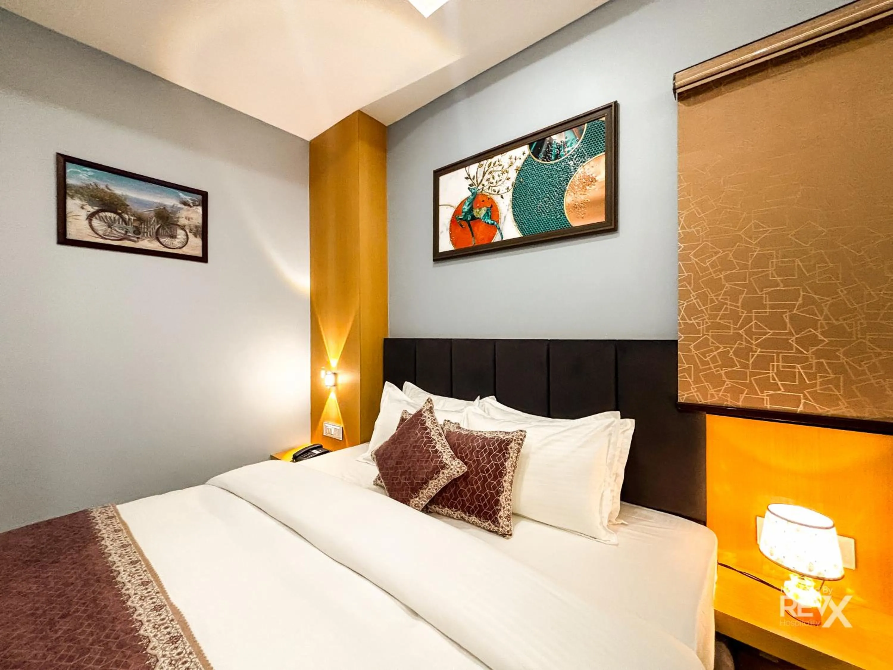 Bed in Hotel Manas Inn