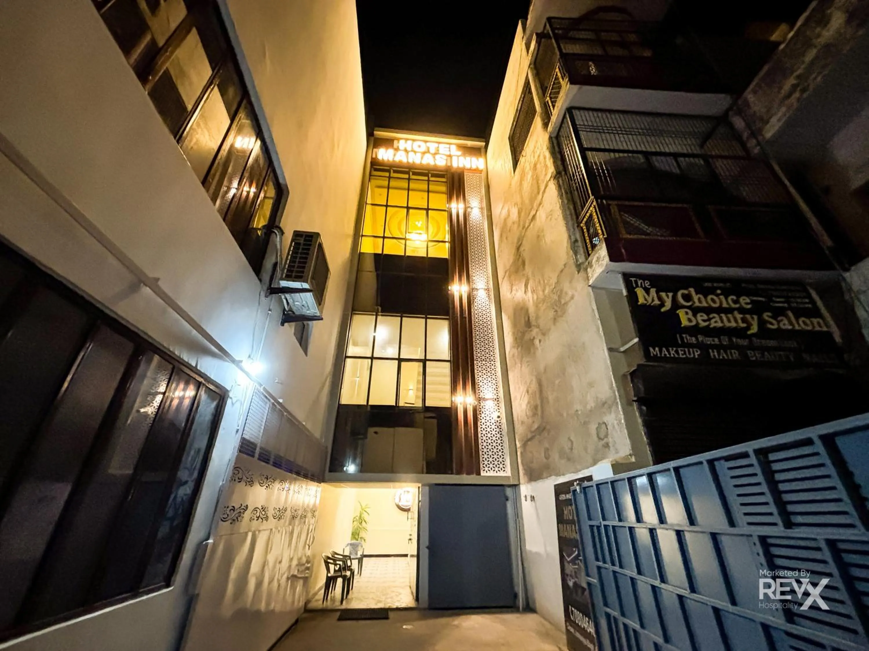 Facade/entrance in Hotel Manas Inn