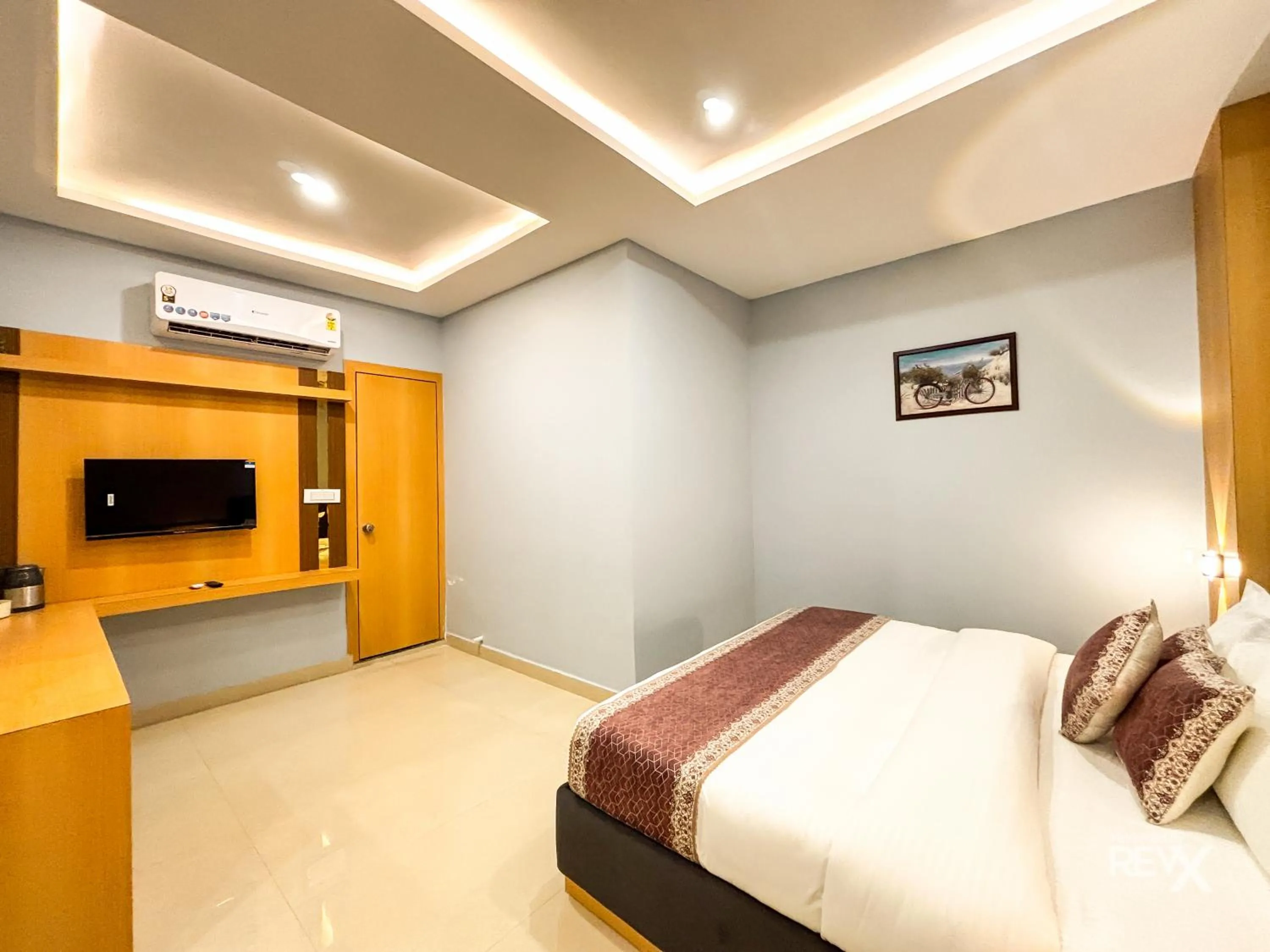 Bed in Hotel Manas Inn