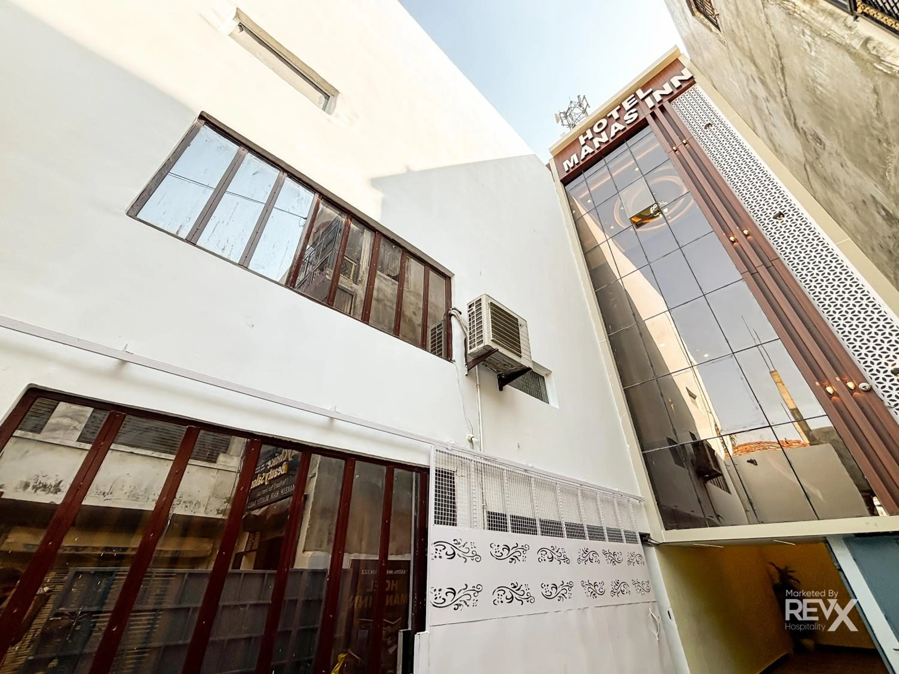 Facade/entrance in Hotel Manas Inn