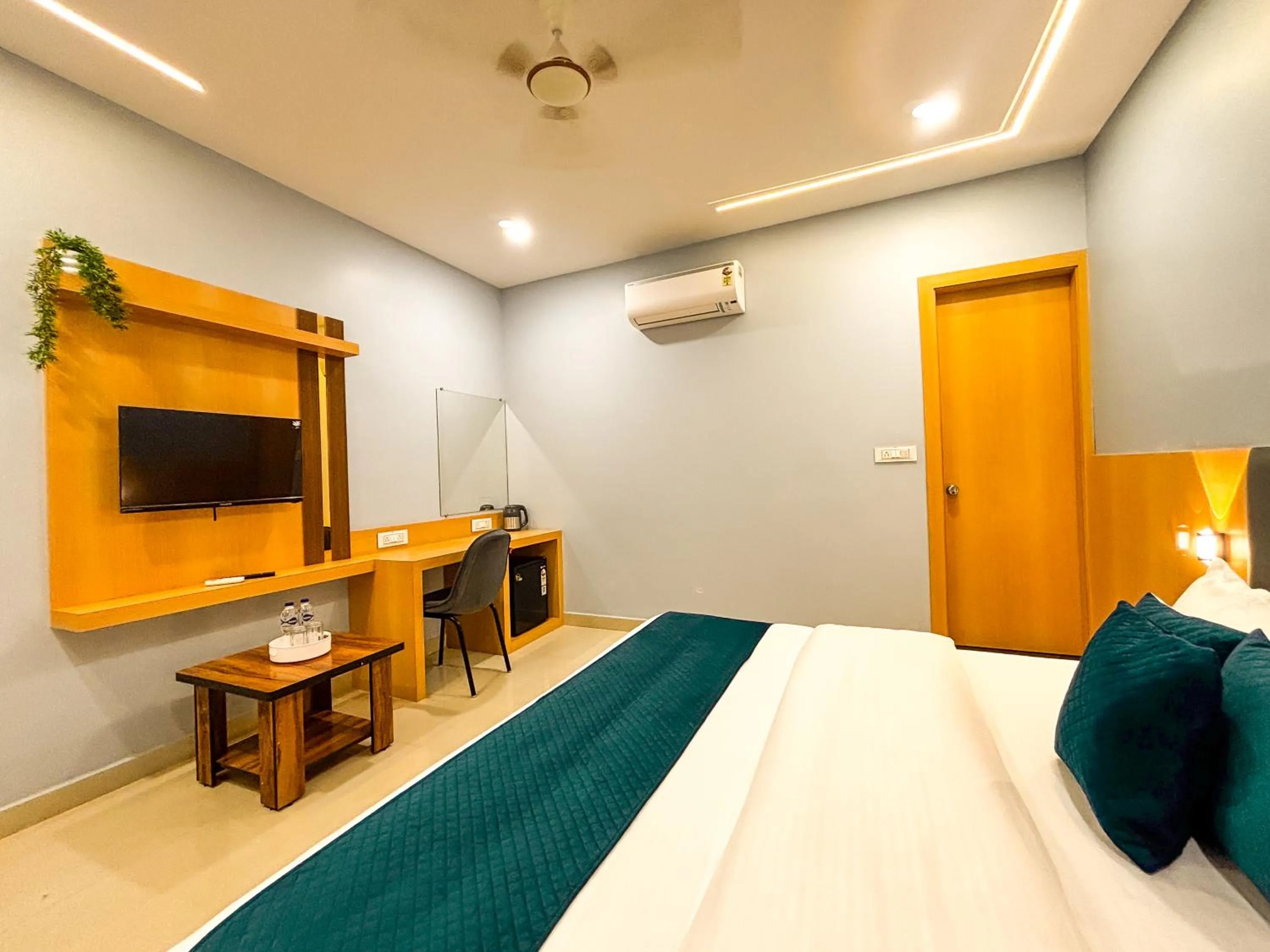 TV and multimedia, Bed in Hotel Manas Inn