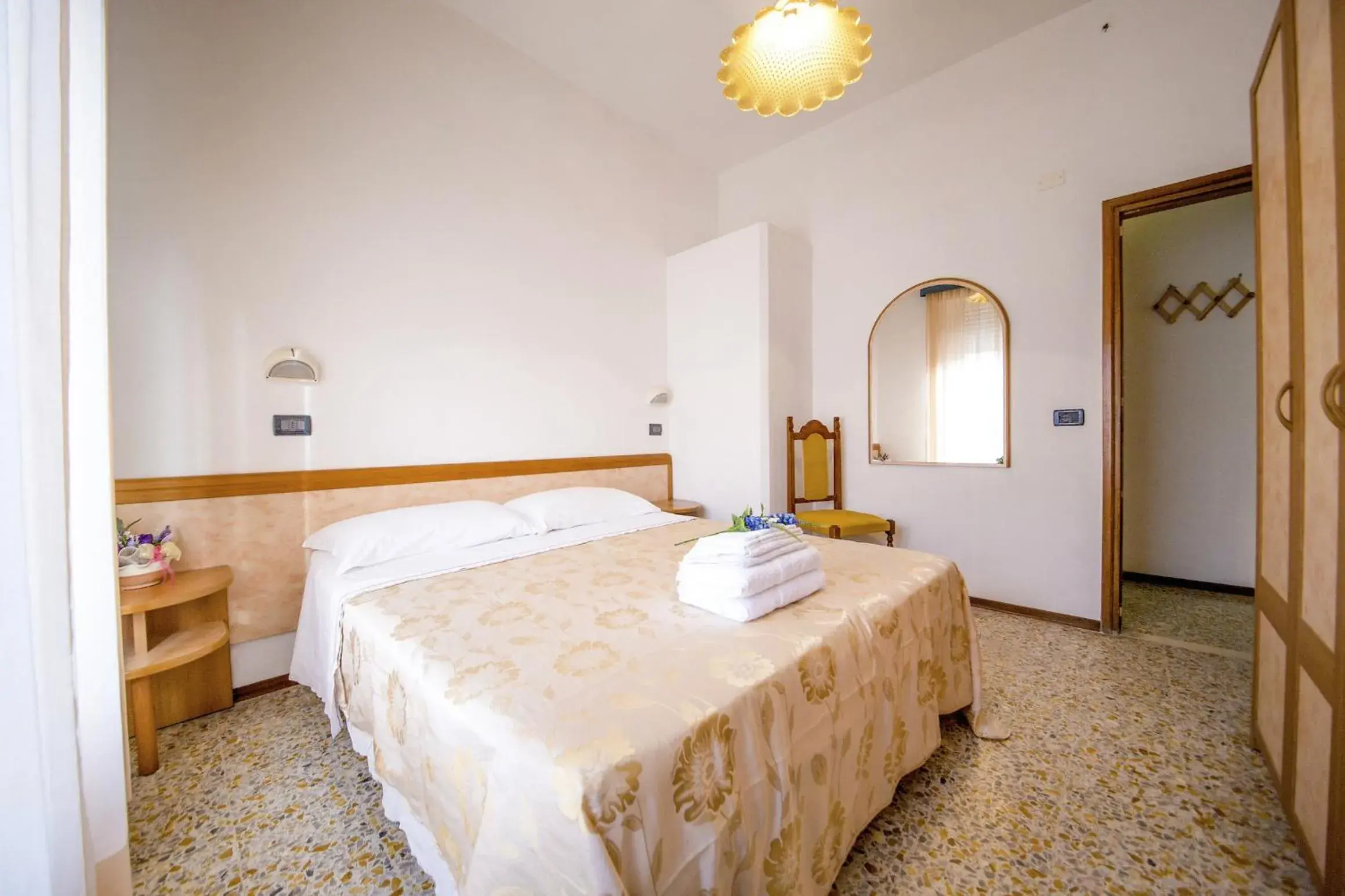 Shower, Bed in Hotel Majorca