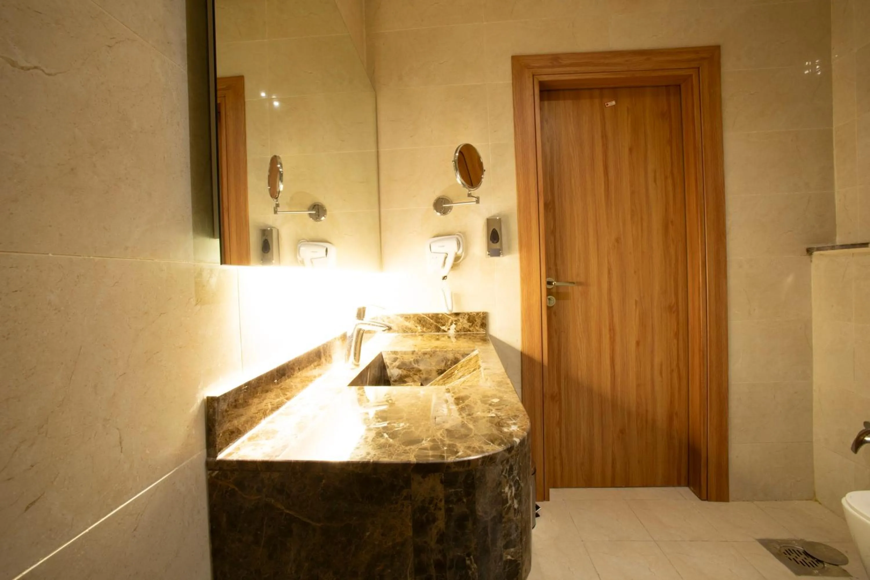 Bathroom in Park Avenues Hotel