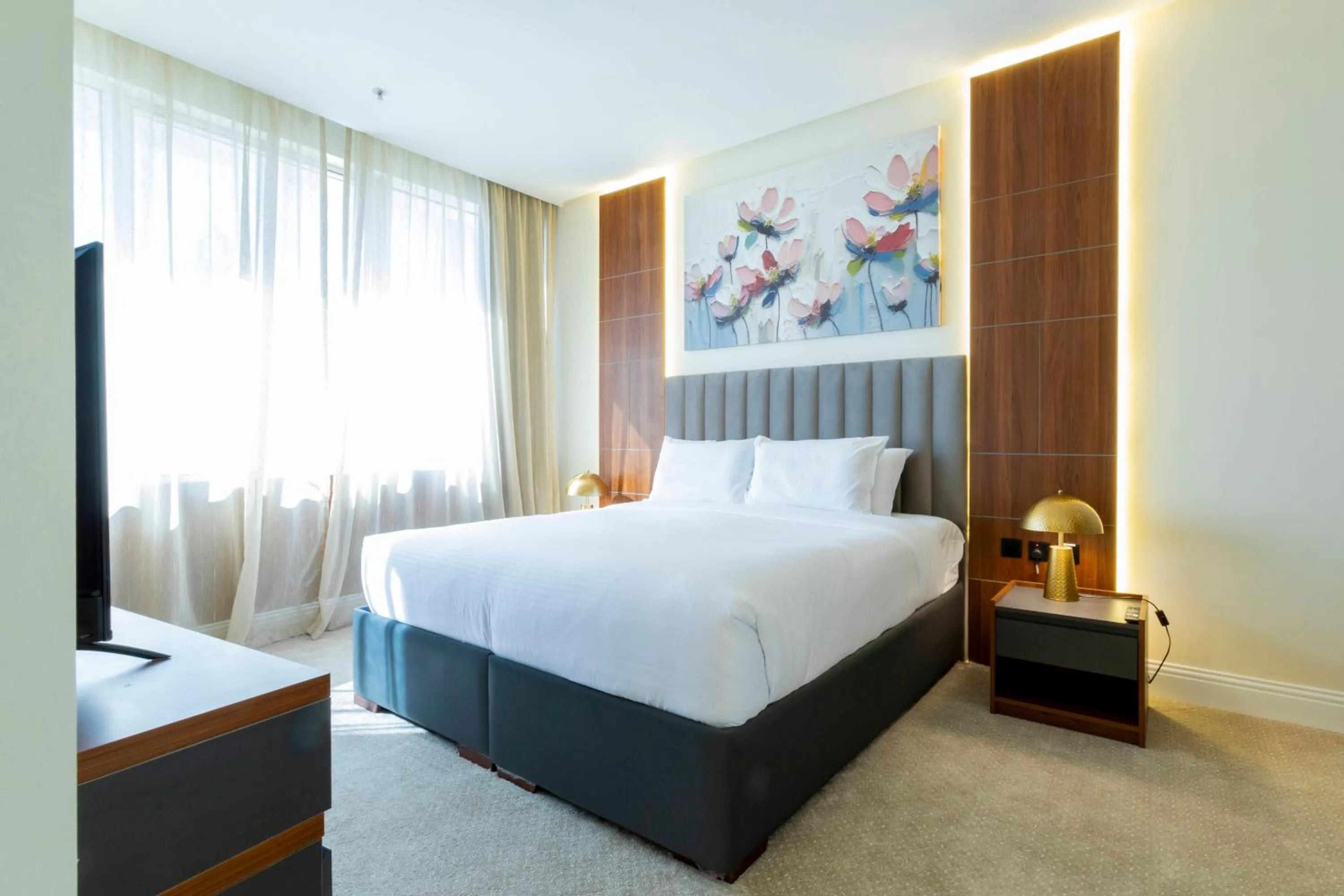 Photo of the whole room, Bed in Park Avenues Hotel