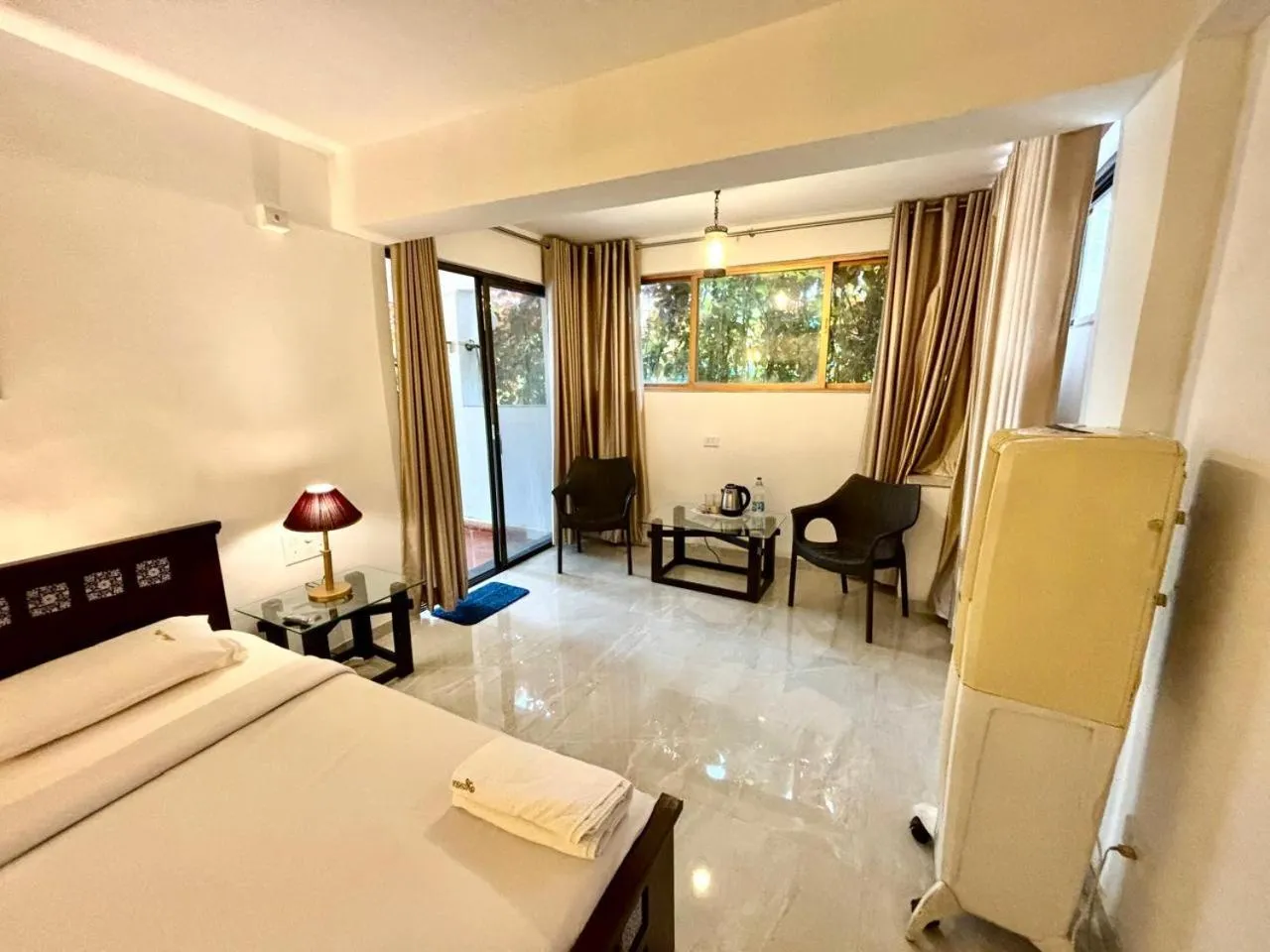 Seating area, Bed in Honeywood Holiday Homes