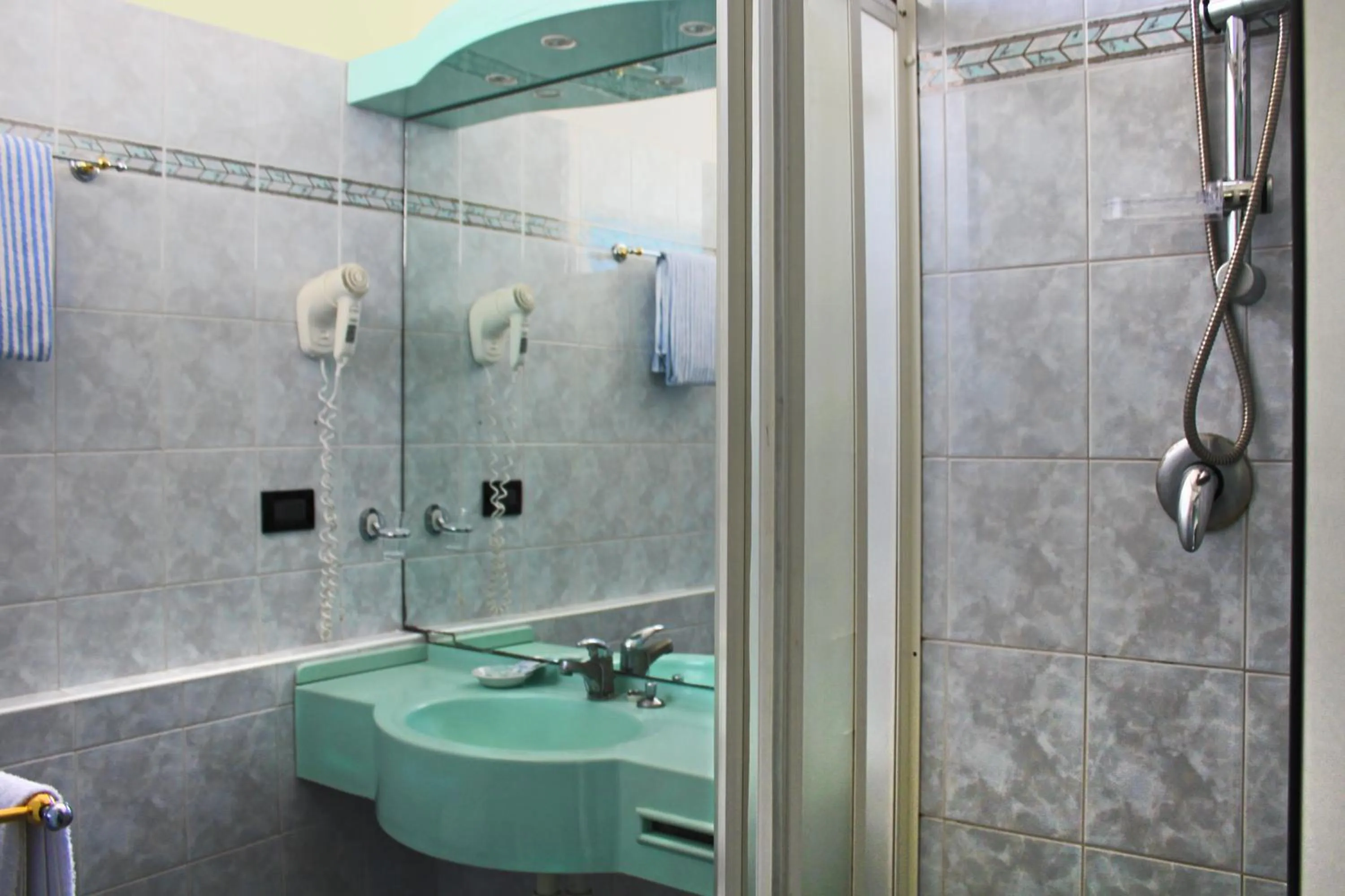 Bathroom in Hotel Bristol - a 30 mt dalla spiaggia