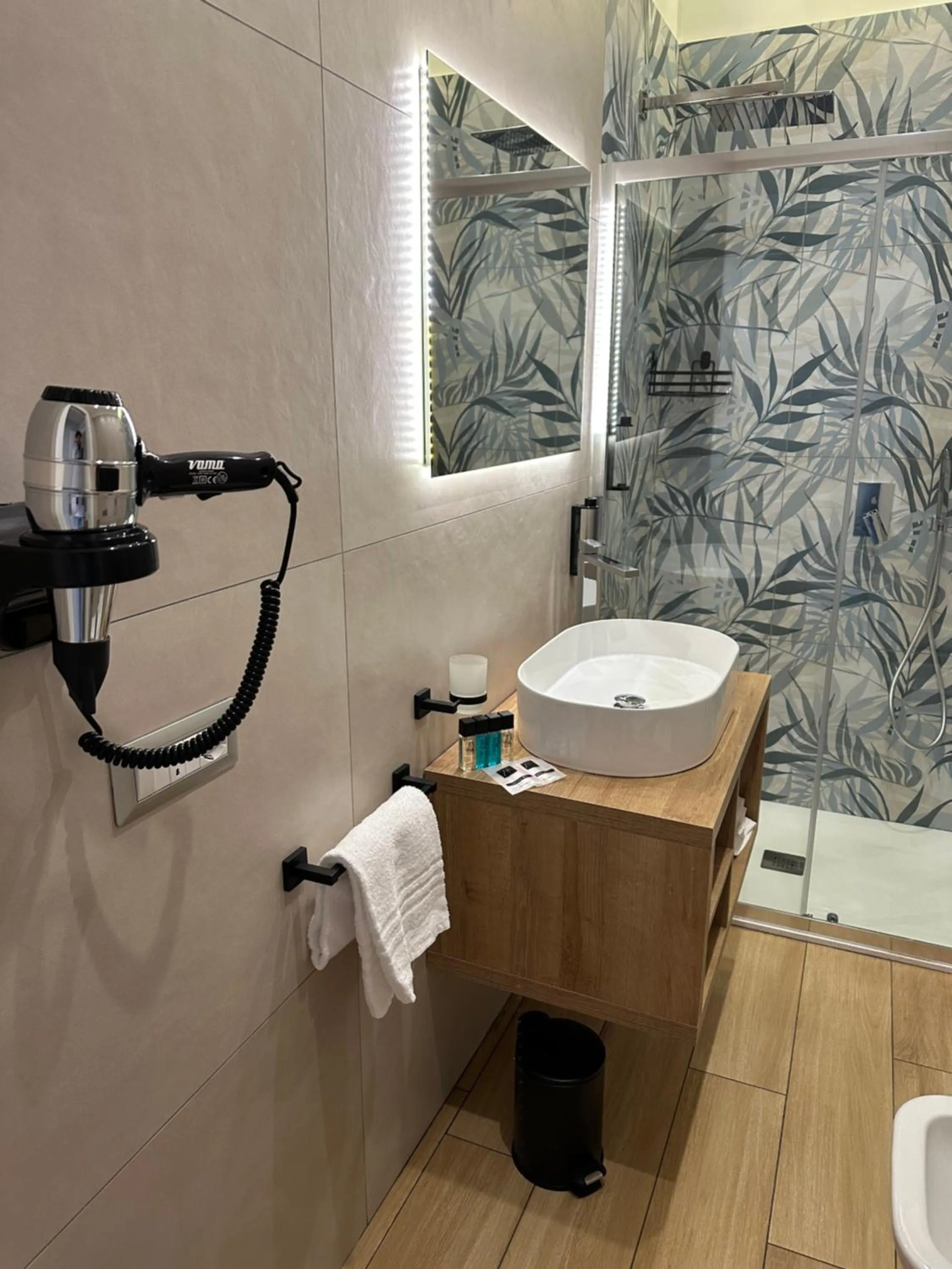 Shower in Hotiday Napoli Astoria