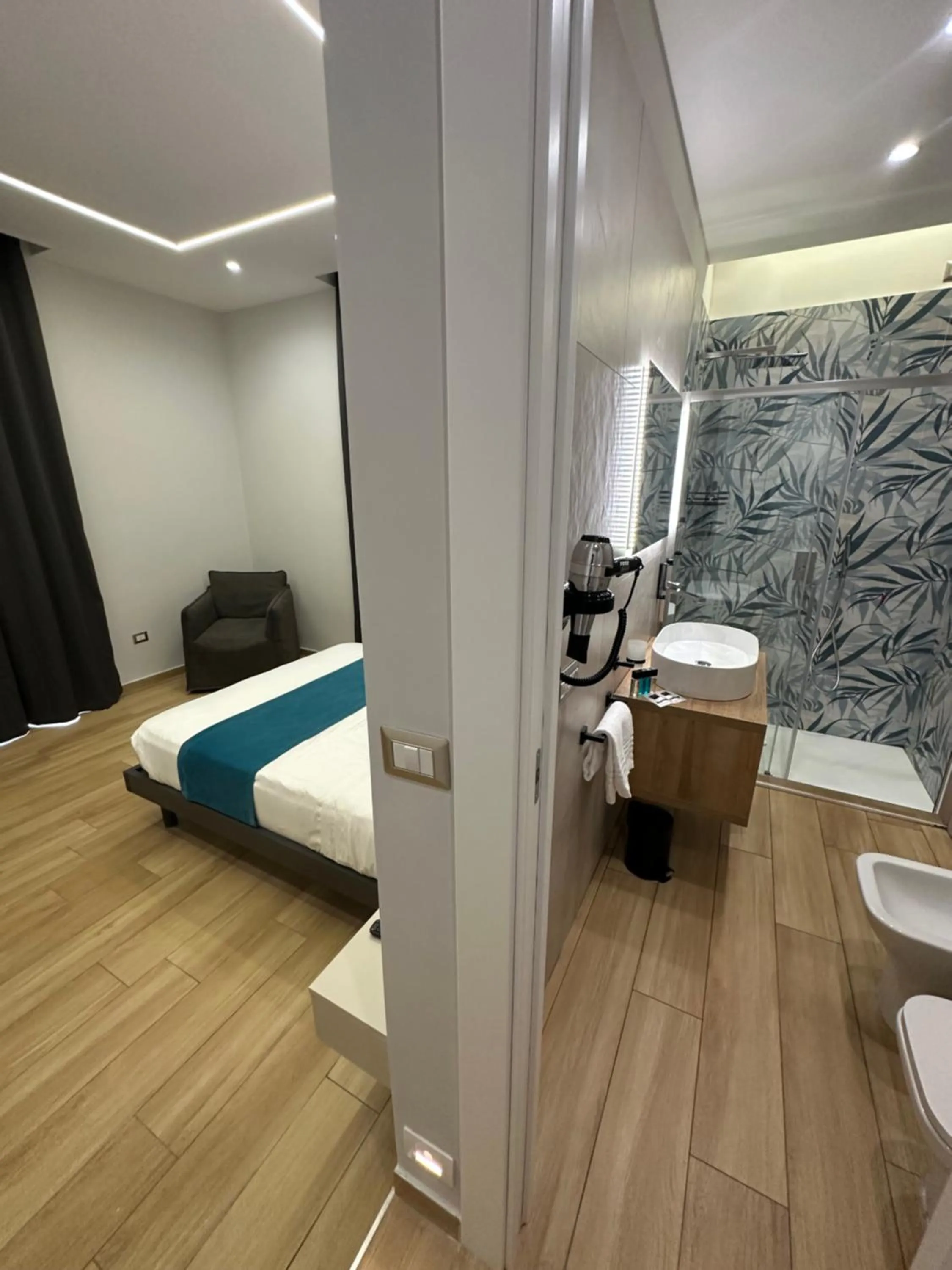 Toilet, Bed in Hotiday Napoli Astoria