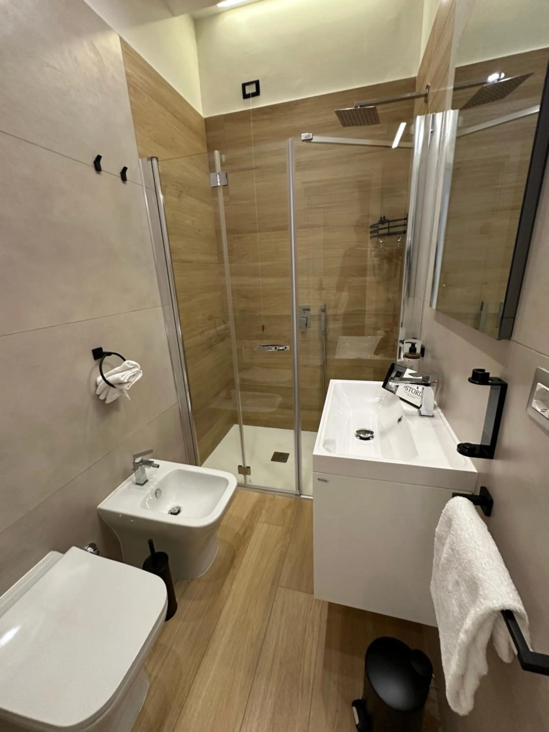 Shower in Hotiday Napoli Astoria