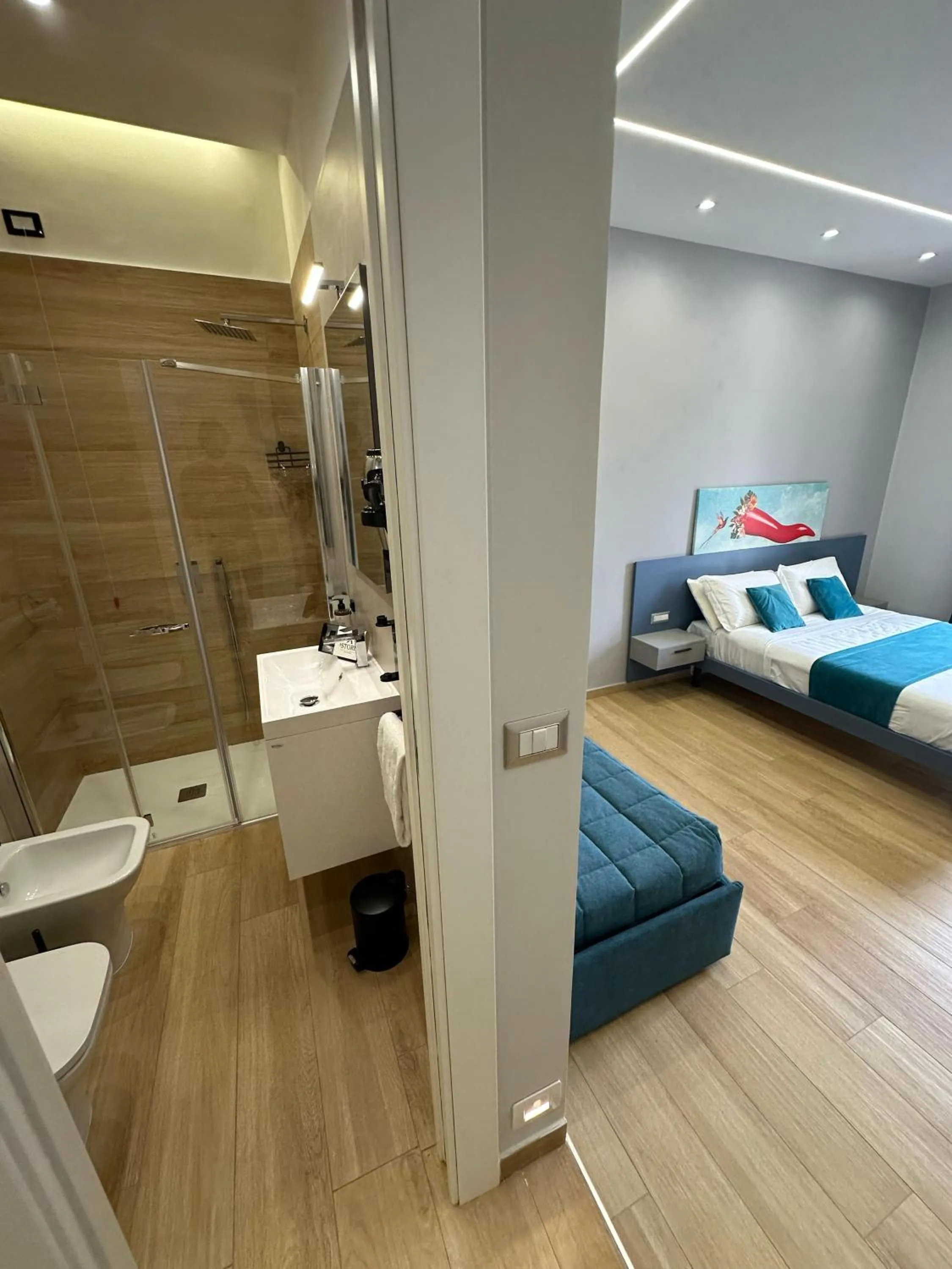 Toilet, Bed in Hotiday Napoli Astoria