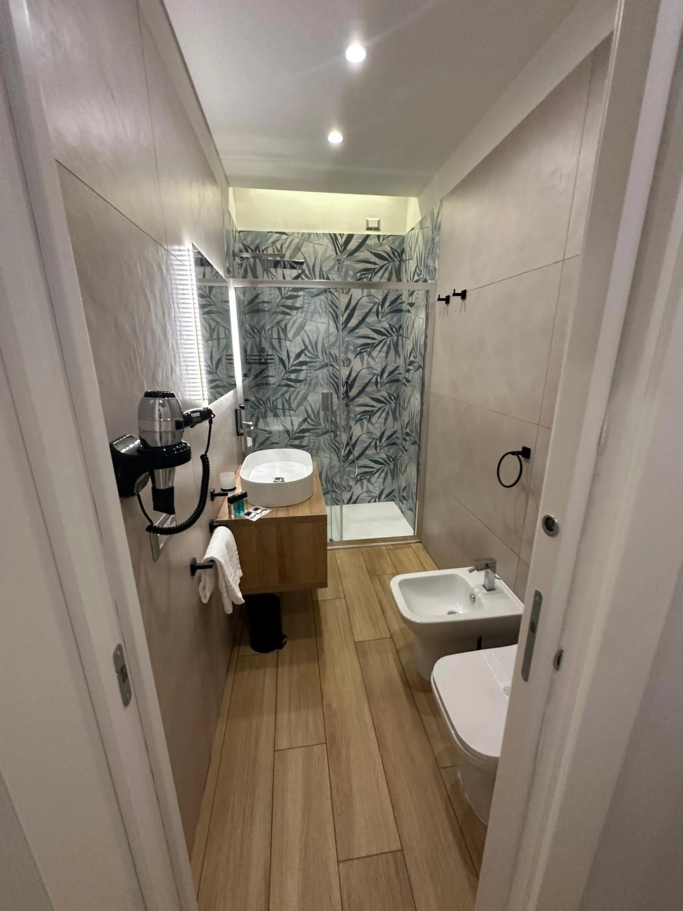 Shower in Hotiday Napoli Astoria