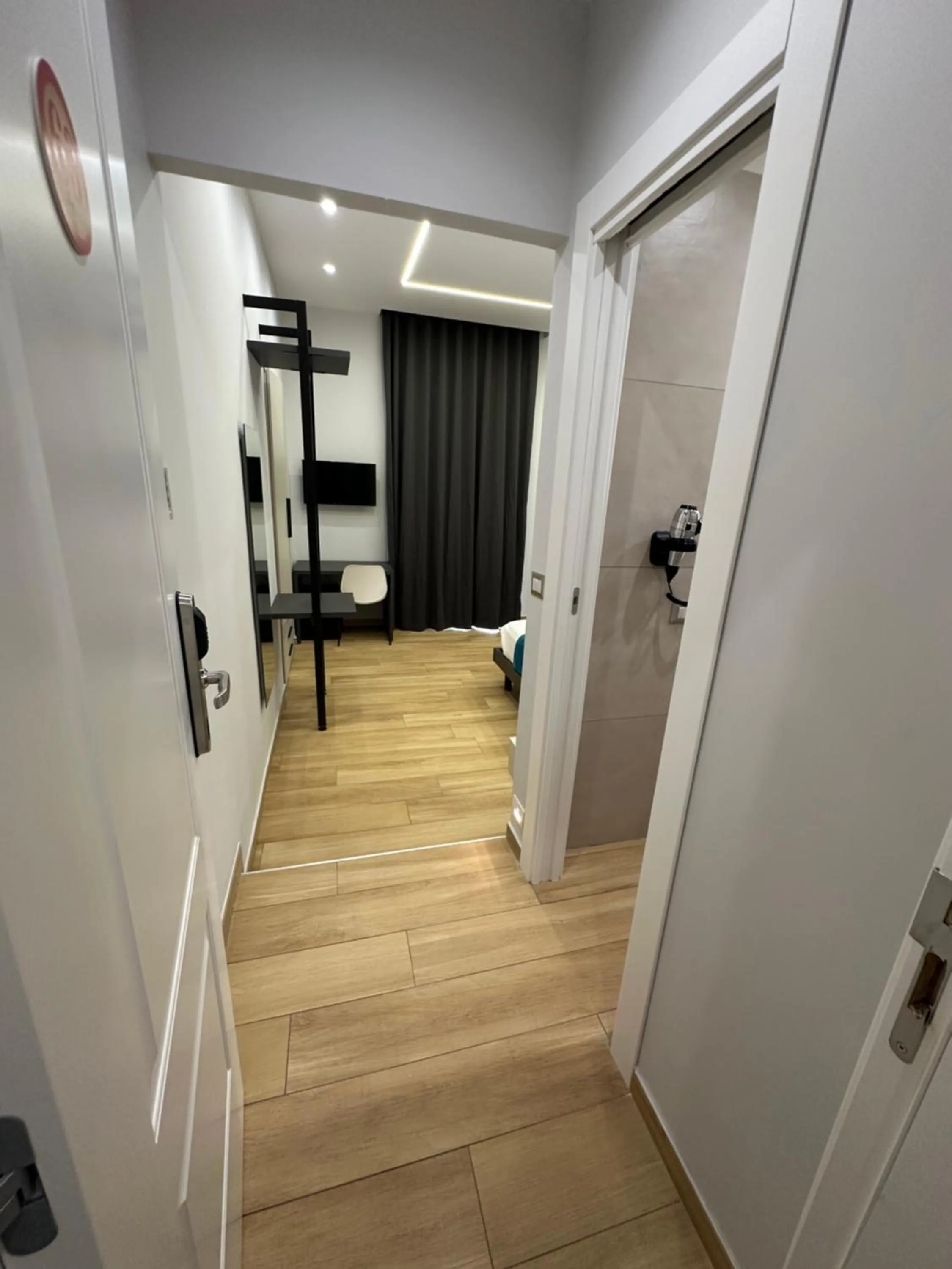 Photo of the whole room in Hotiday Napoli Astoria