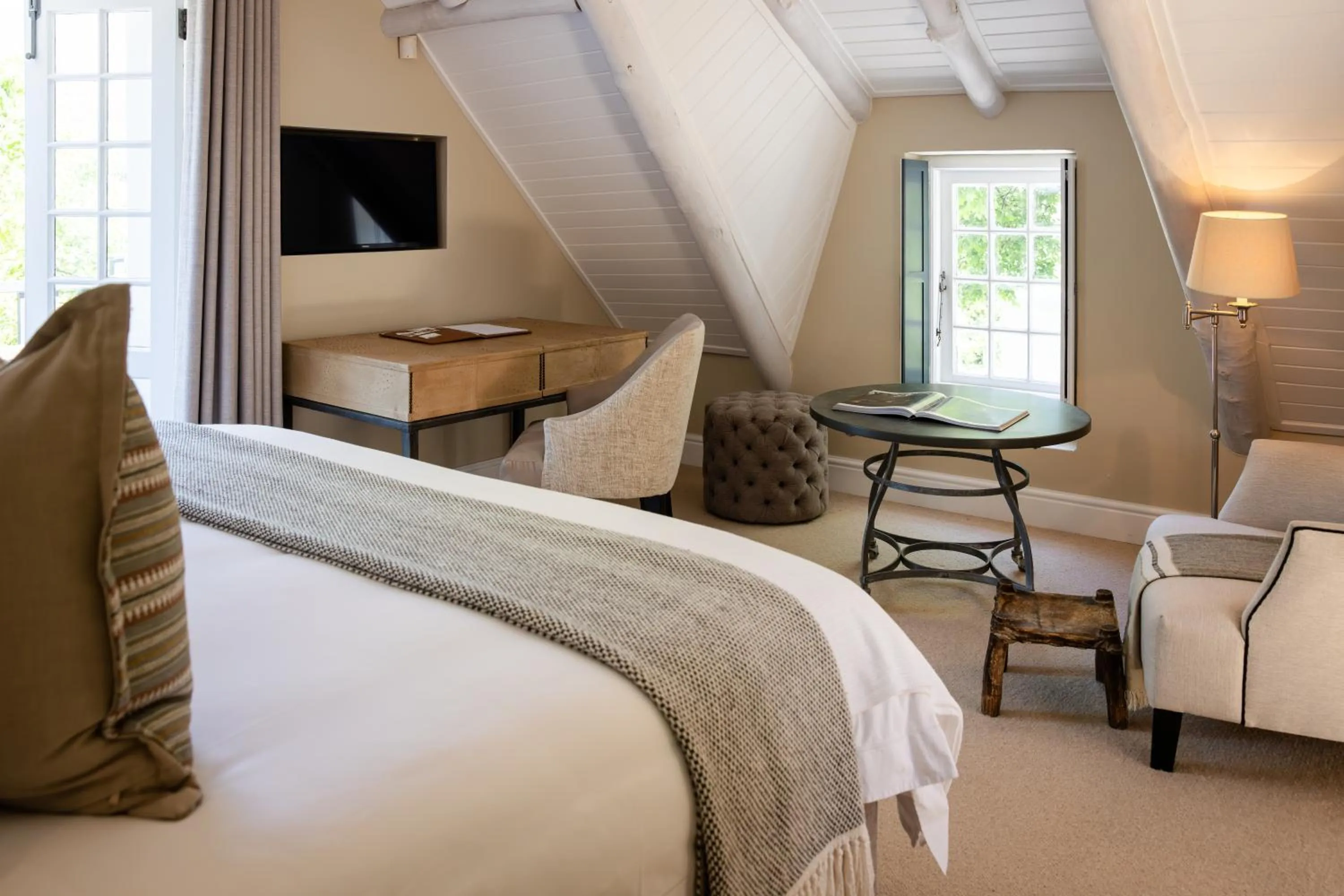 Seating area, Bed in Grande Provence