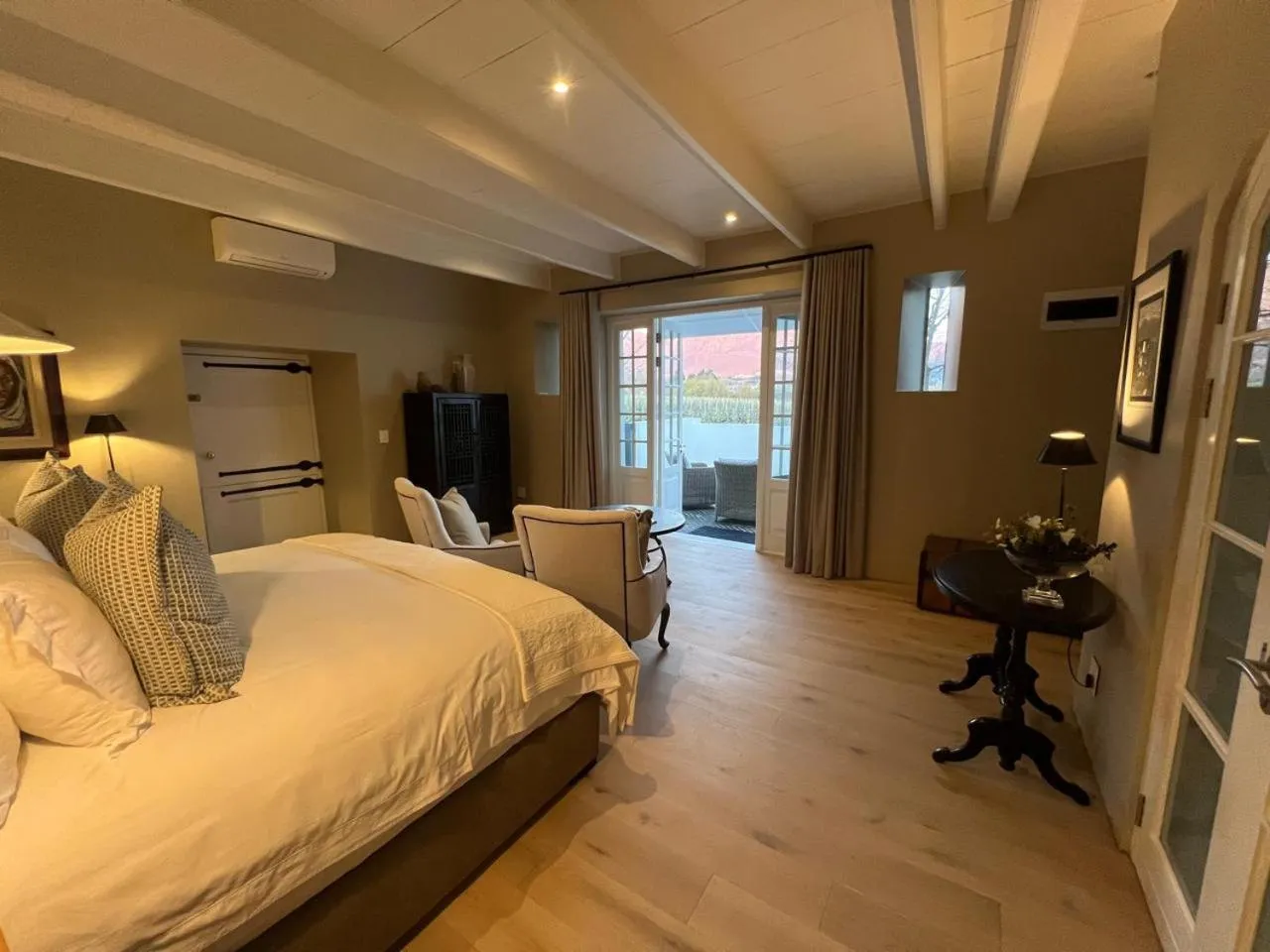 Seating area, Bed in Grande Provence