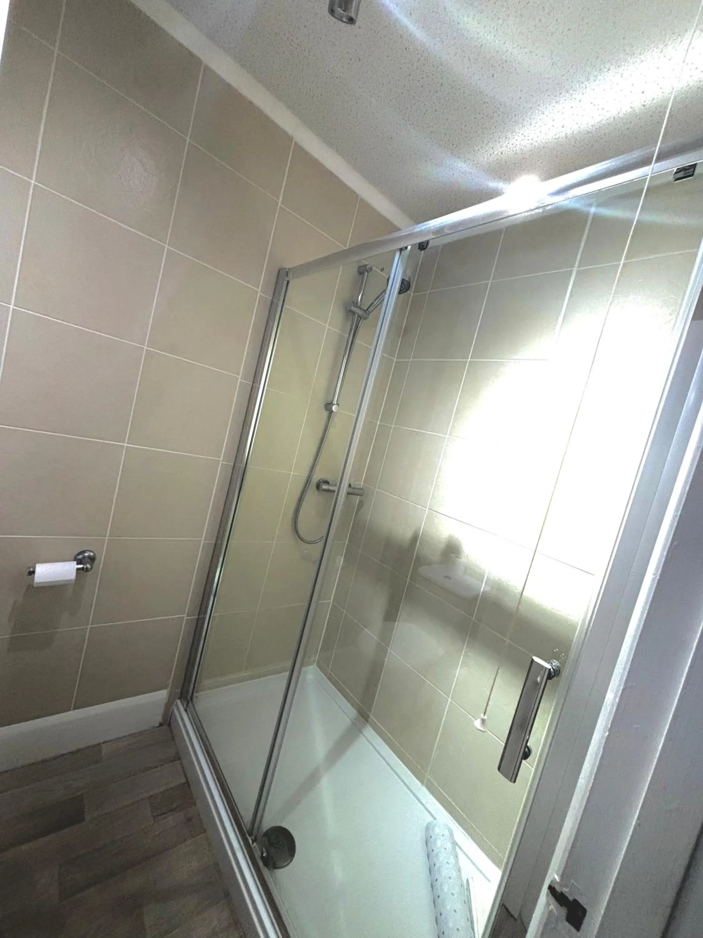 Shower in The Saxby Hotel