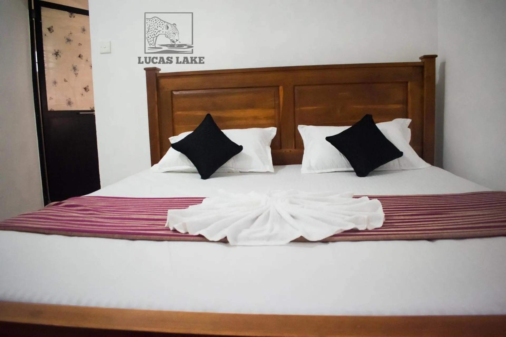 Bed in Yala Lucas Lake Hotel
