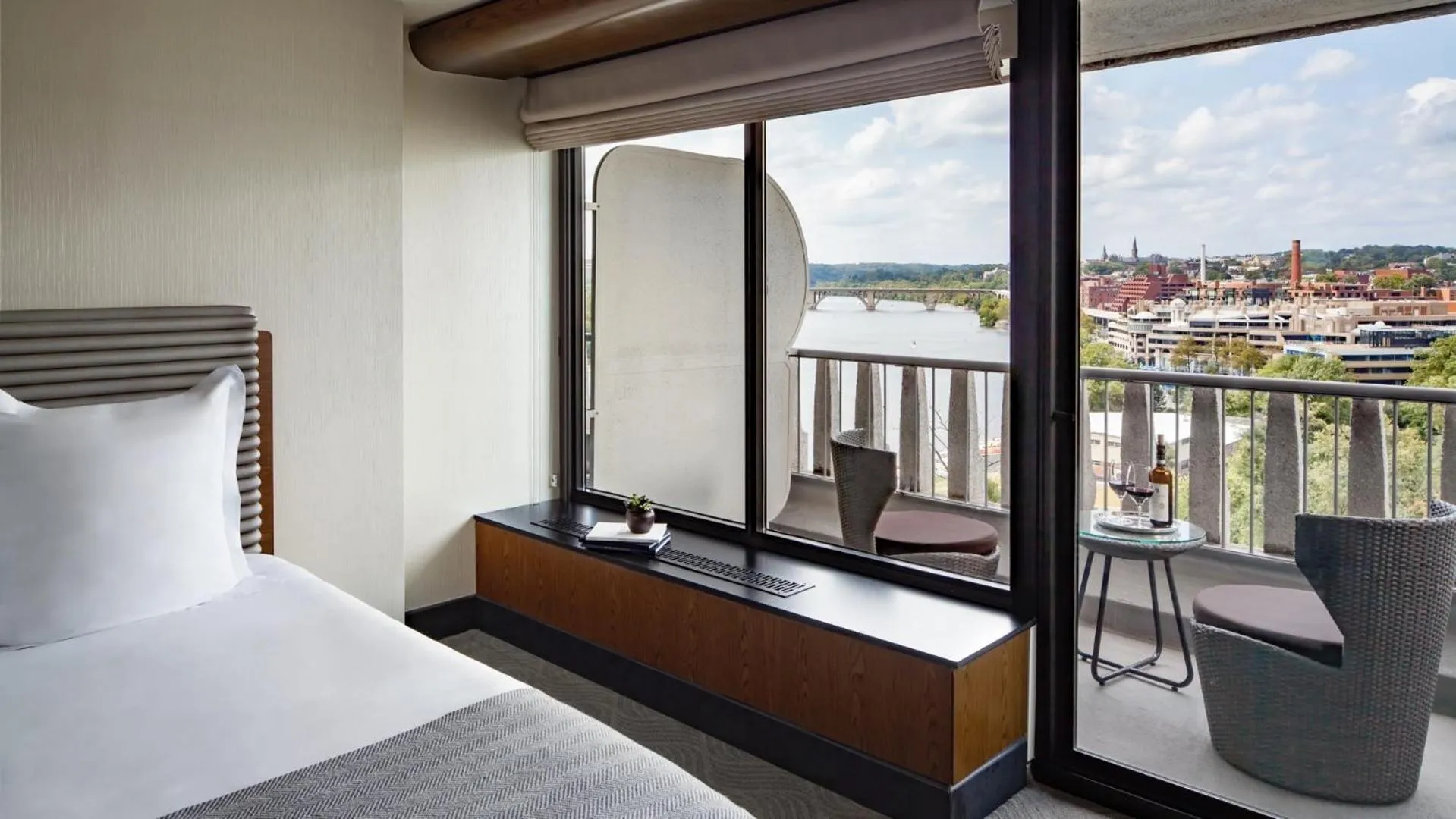 Balcony/Terrace, Bed in The Watergate Hotel Georgetown