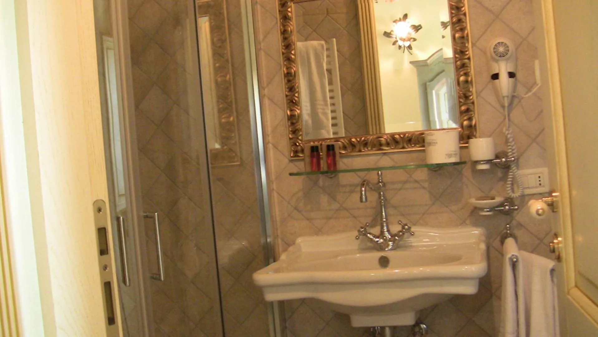 Bathroom in La Castellaia Resort