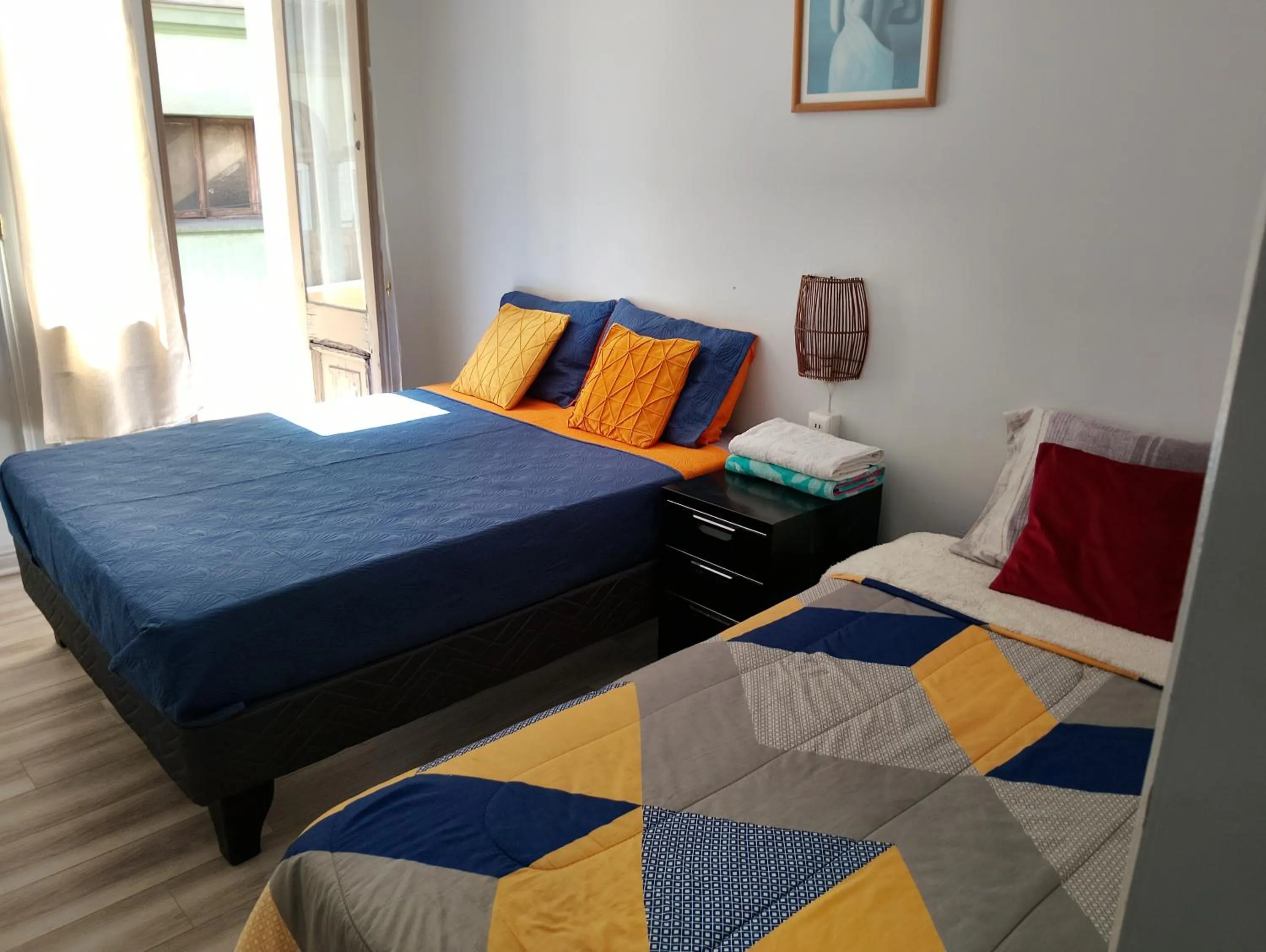 Photo of the whole room, Bed in hostal mancora