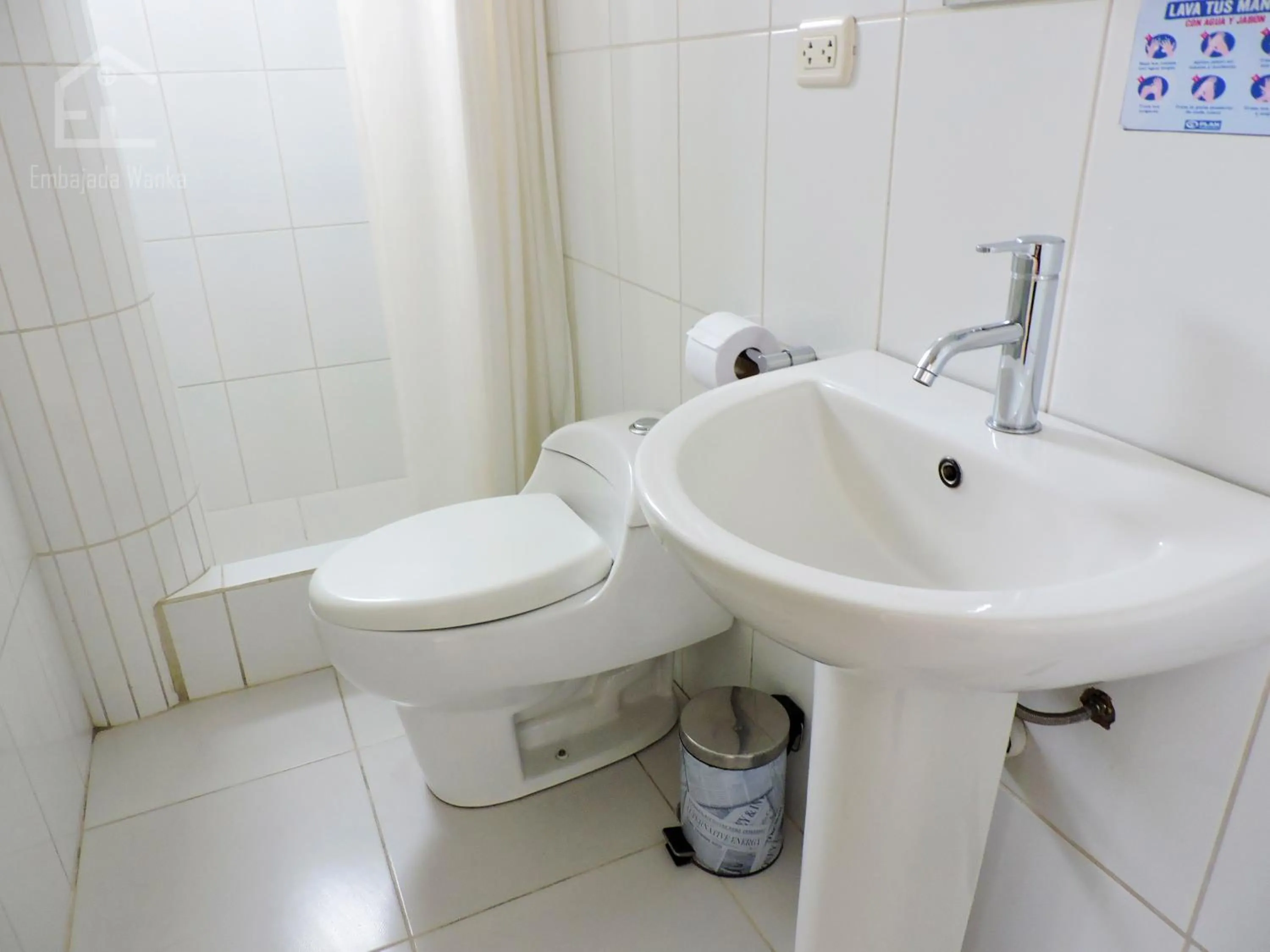 Bathroom in EmbajadaWanka